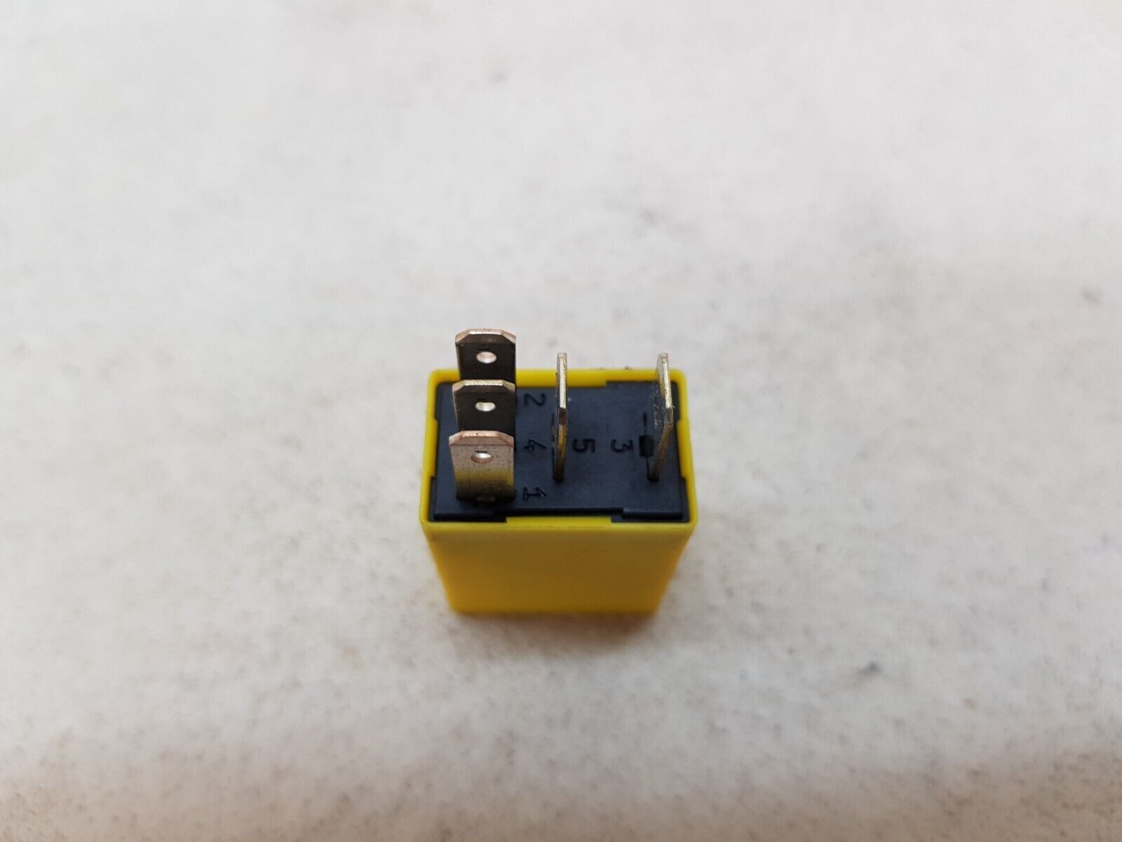 IVECO EUROCARGO 180E25 02-15 YELLOW RECTANGLE 5 PIN RELAY 24V 10/20A 29401070