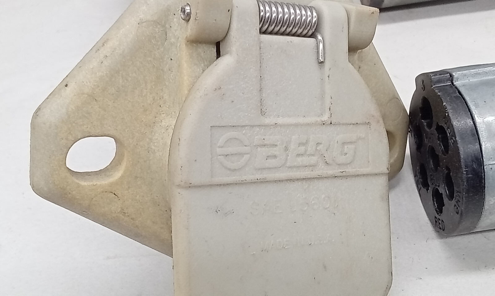 2 QTY NOS BERG SAE J560b 7 Pin Trailer Sockets + SAE J560b Connectors