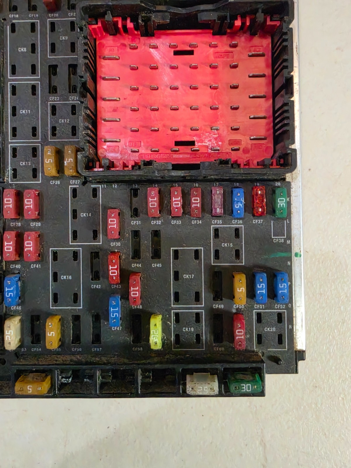 Kenworth T680 PACCAR Fuse Box P27-1147-0200 S53-1293-11E Cab PDC OEM