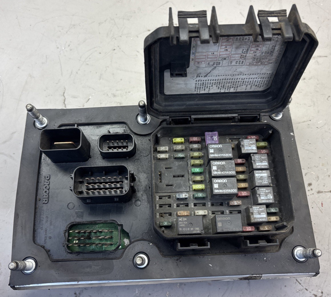 KENWORTH PACCAR FUSE ASSEMBLY CAB PDC P27-1147-0200 JUNCTION BOX
