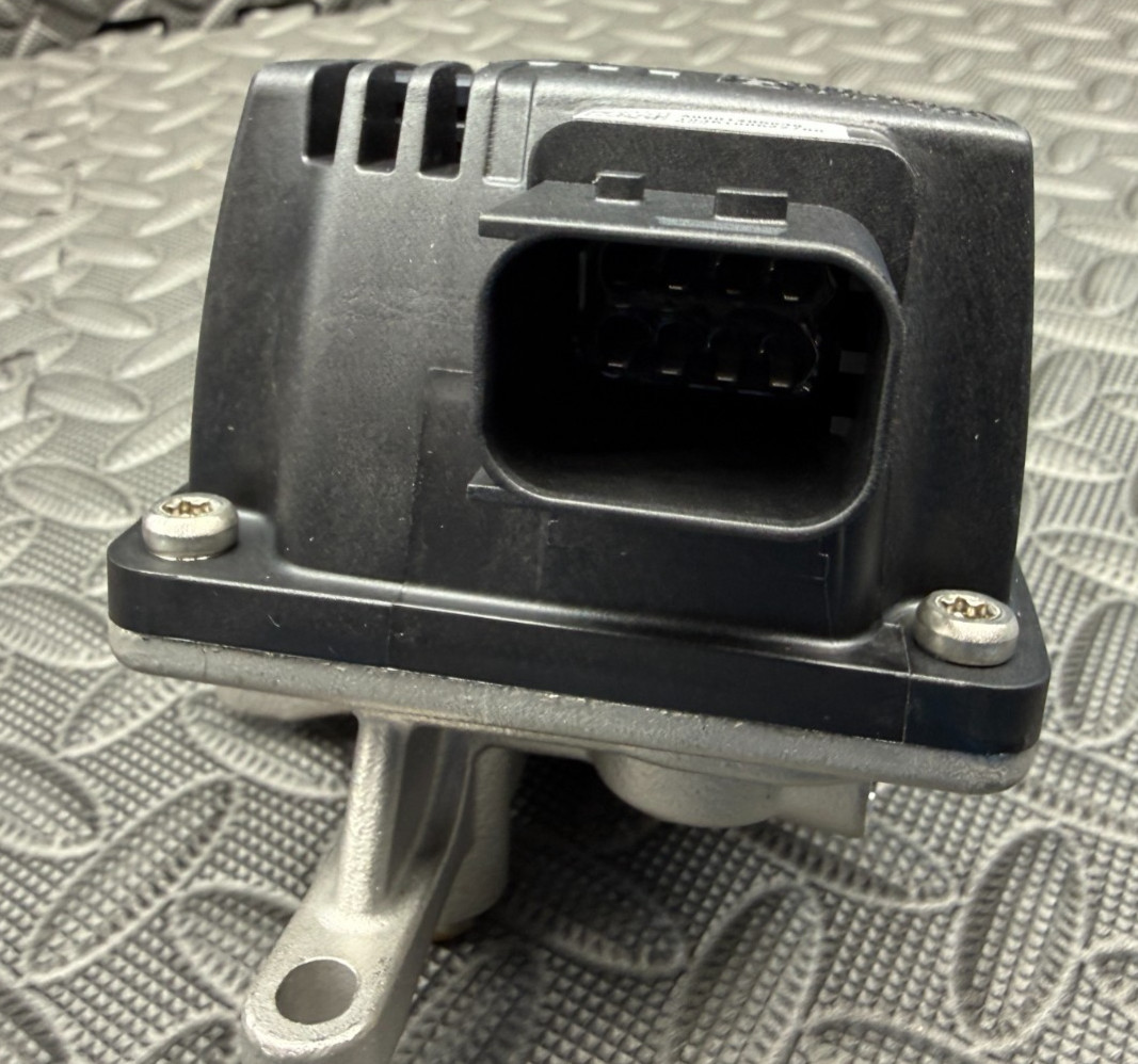 Genuine OEM Detroit Diesel EA0001407439 Mercedes-Benz DEF Metering Unit Kit