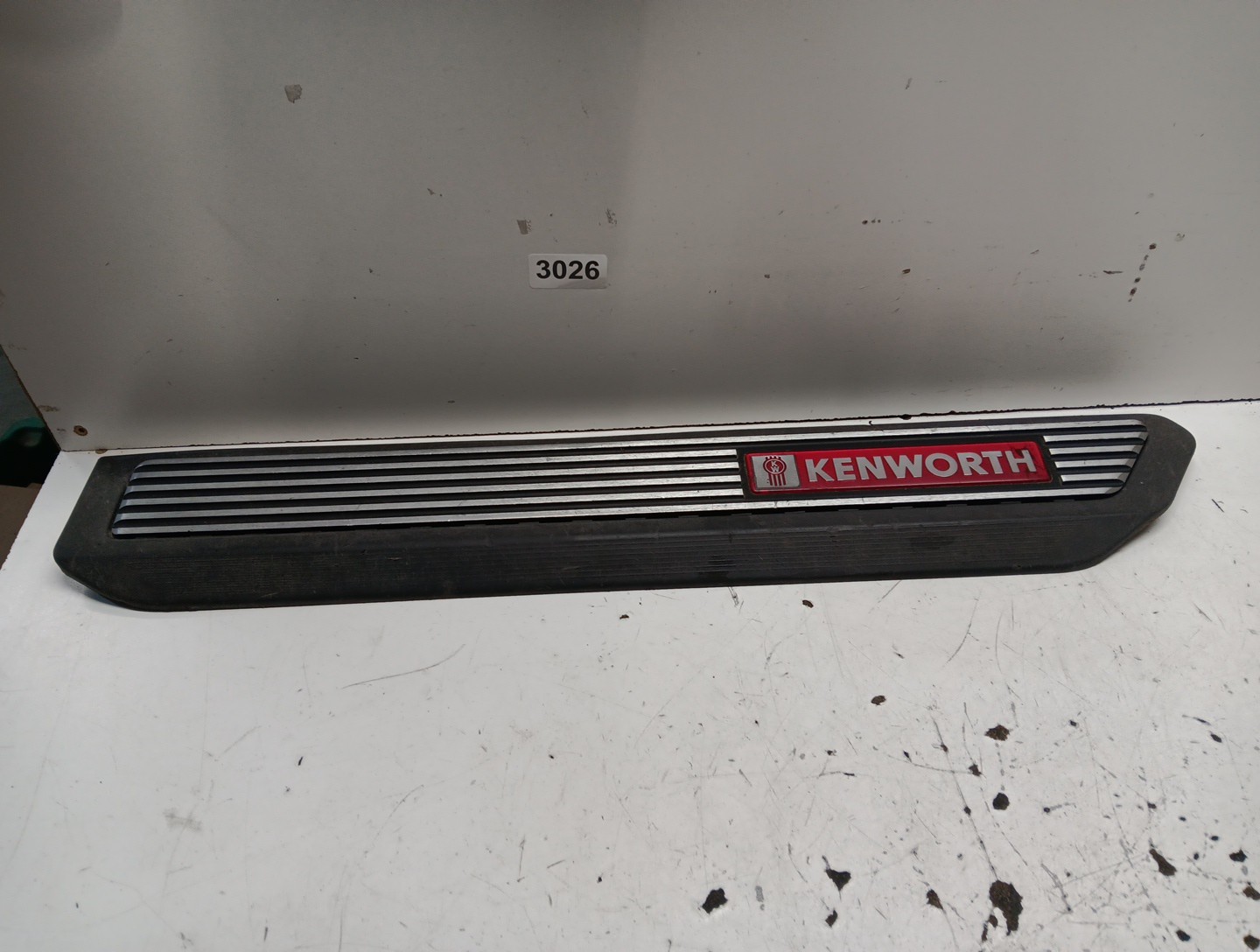 Kenworth T680 S60-1363 OEM With S60-1471-000 Insert Left Side, Item # 3026
