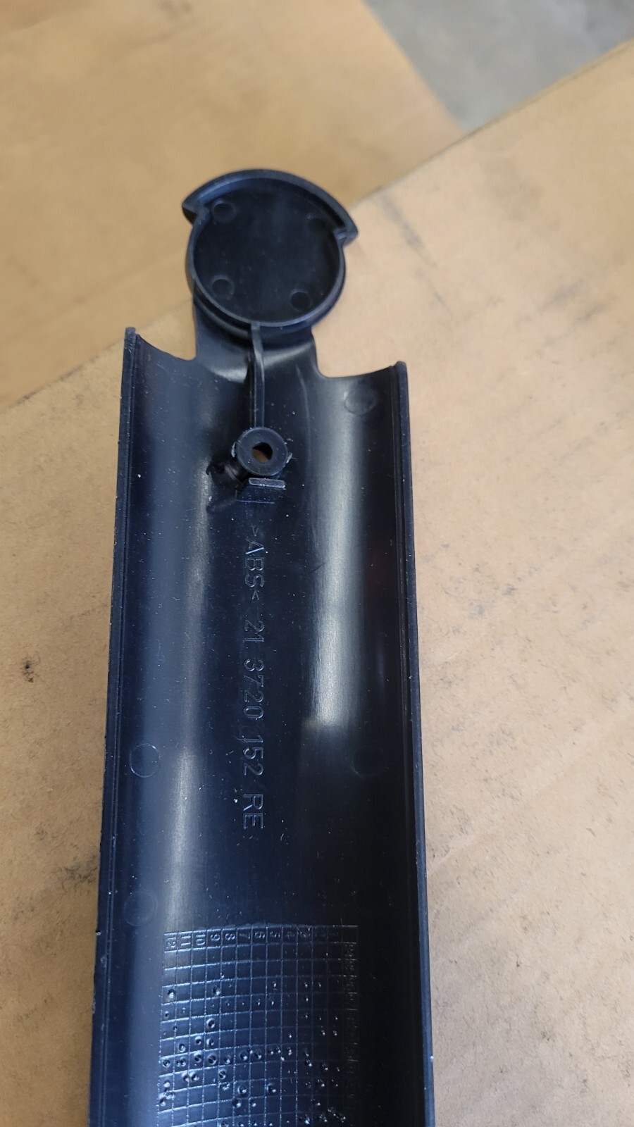 6402503, 613720152-PDC GENUINE VOLVO OEM RH LOWER ARM COVER NOS NO HDWE