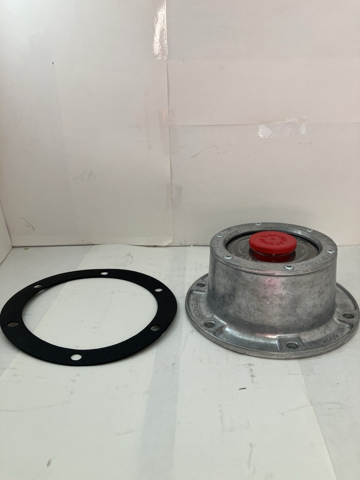 One Stemco 300-4009 Six Hole Aluminum Hubcap with Gasket – Bulk Pack 340-4009