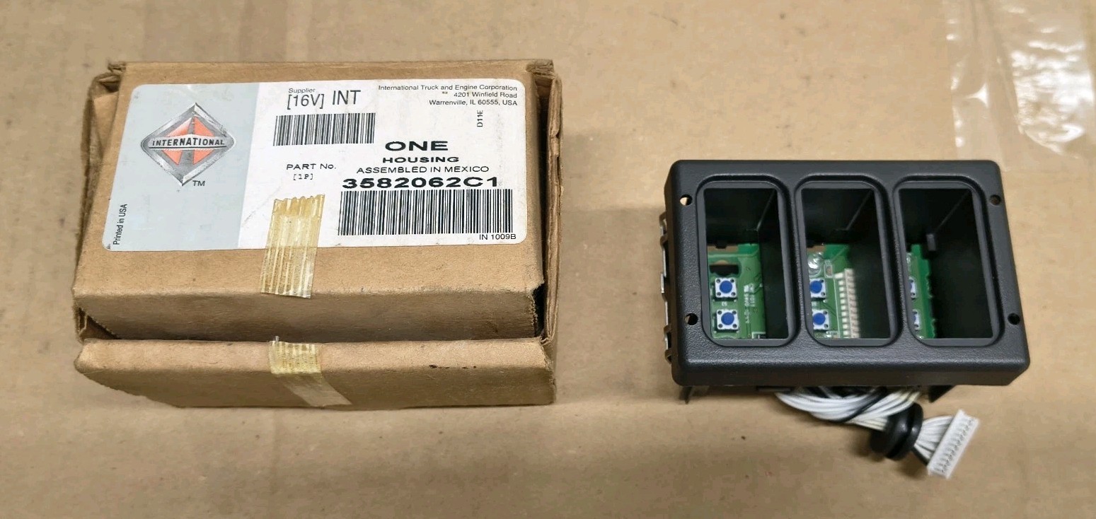 NOS Genuine International Navistar 3582062C1 3 Switch Housing / Panel