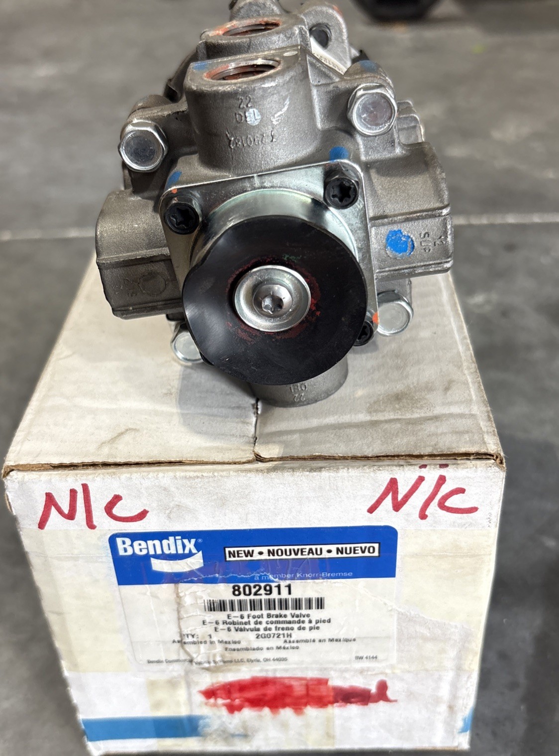 Genuine Bendix 802911 Brake Foot Valve New In Box Ships Free