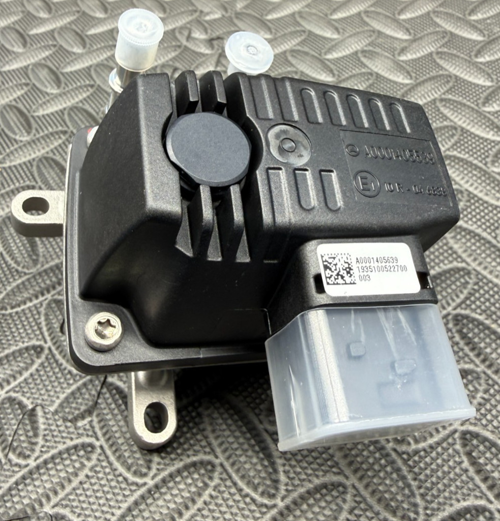 Genuine OEM Detroit Diesel EA0001407439 Mercedes-Benz DEF Metering Unit Kit