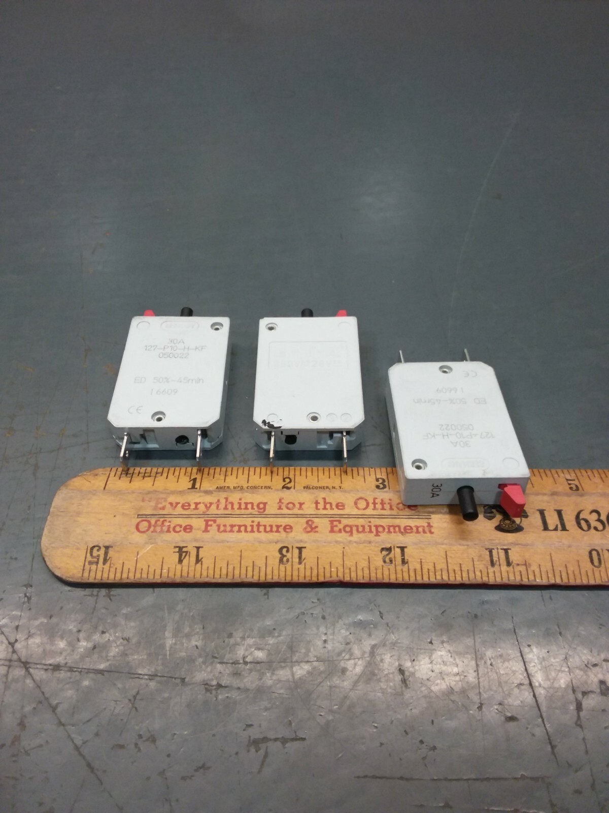 3/PACK of E-T-A 30A 250VAC/28VDC Circuit Resetable Breakers 127-P10-H-KF.