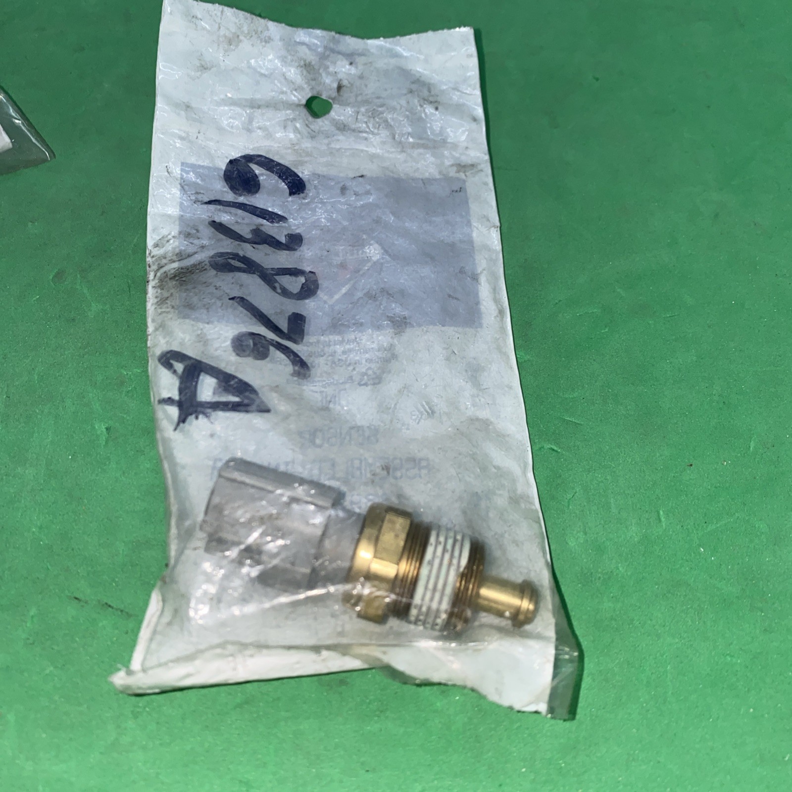 Genuine OEM International 1889511C1 Temperature Sensor Navistar