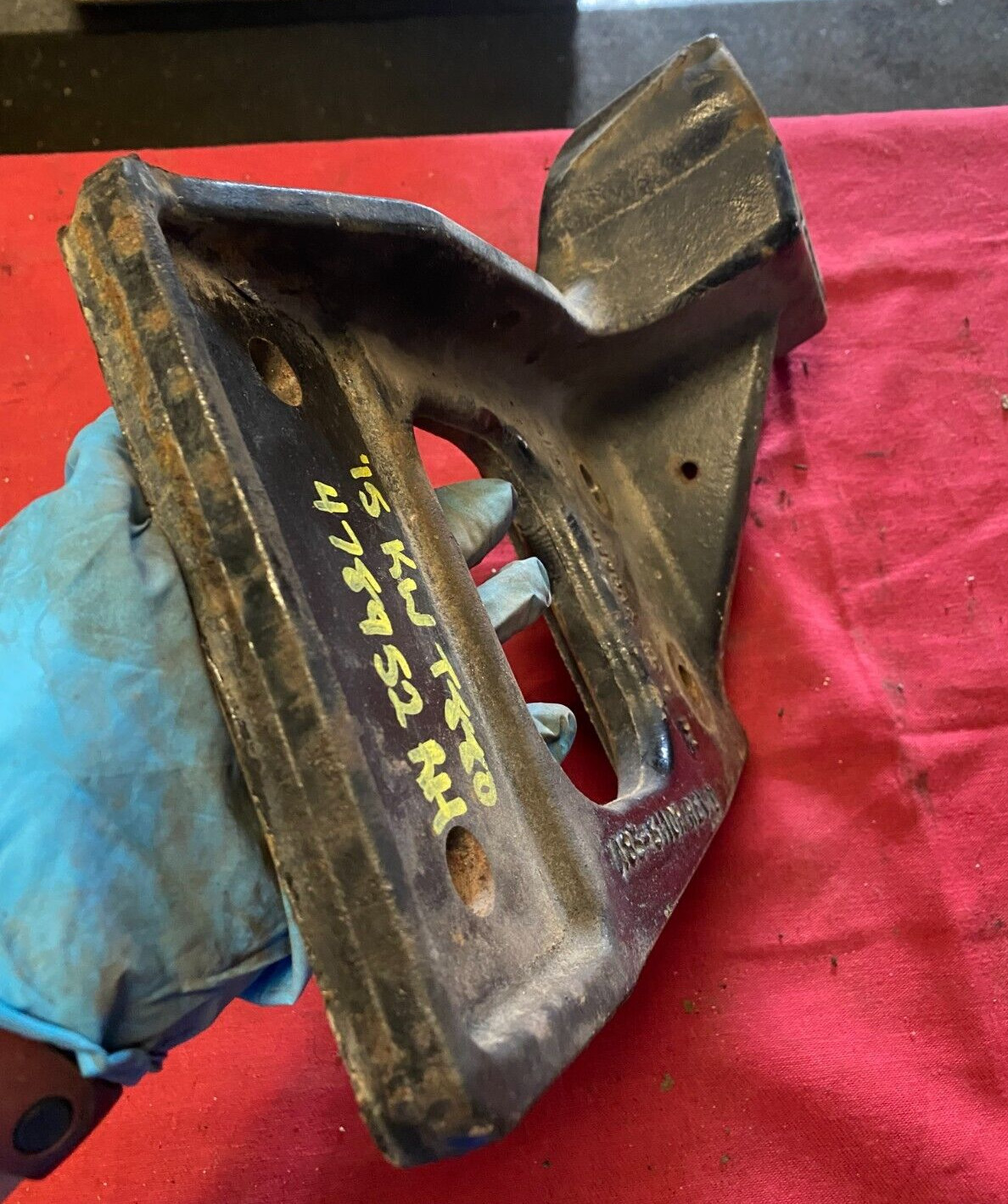 PACCAR Kenworth T680 cab mount bracket A85-6110R PASSENGER RH