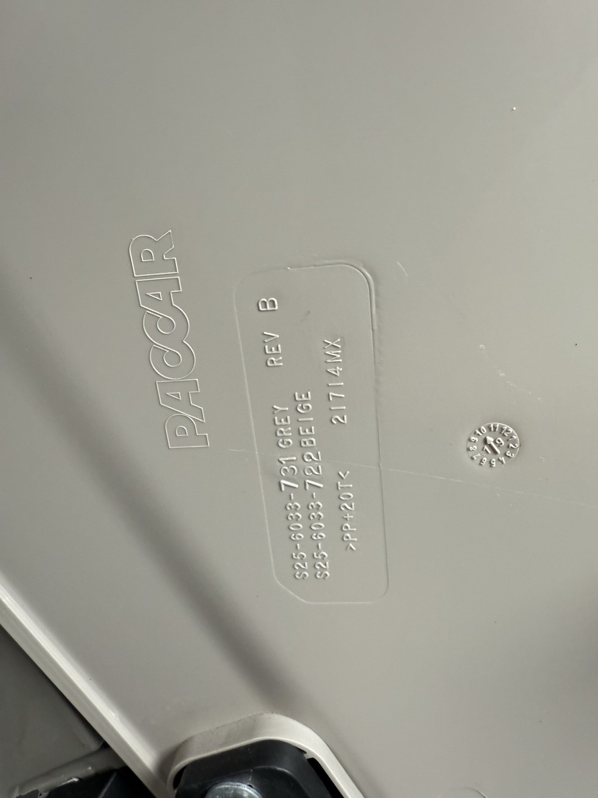 2020 PETERBILT 579 FRONT LEFT OVERHEAD STORAGE BOX GREY S25-6033-731 *2193*