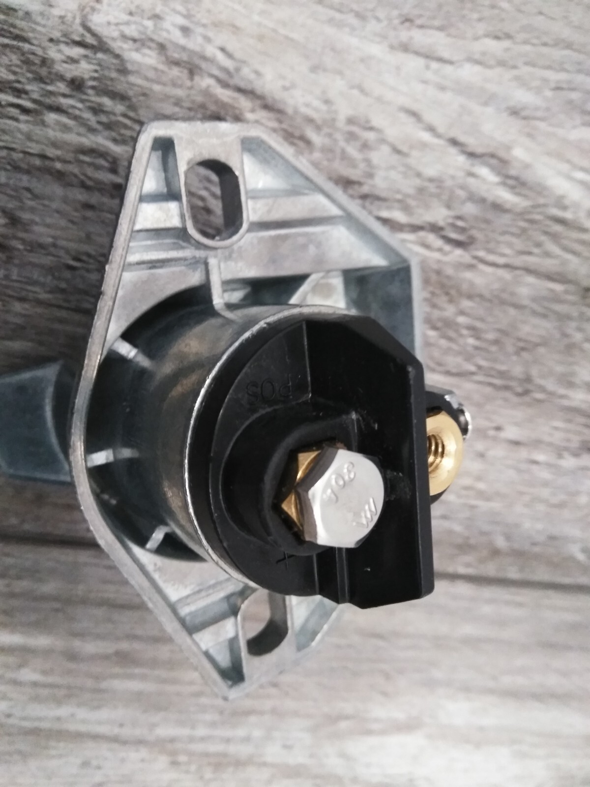 United Pacific Round 2-Way Male Connector – Split Pin