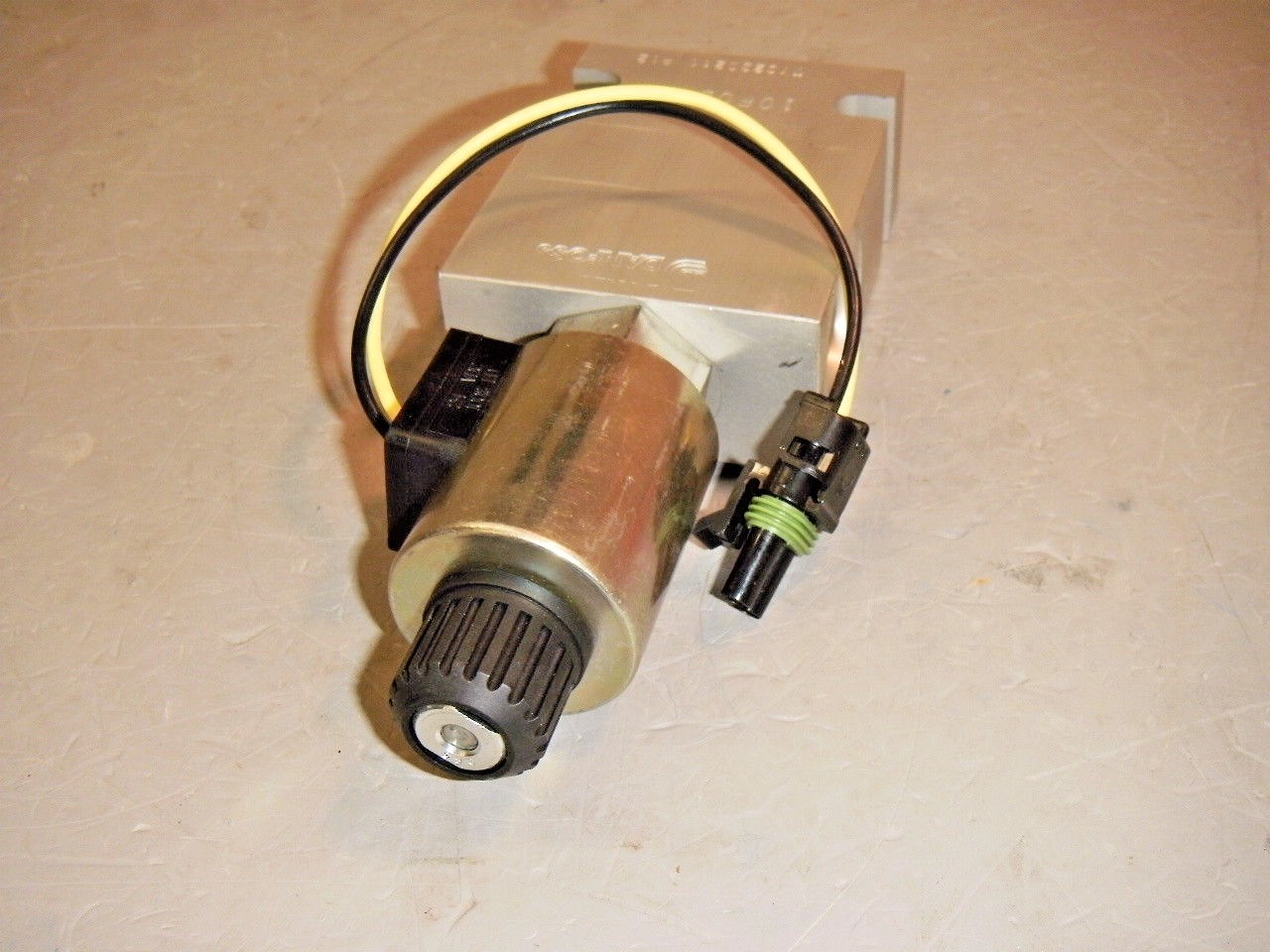 Sauer Danfoss TYC220211 Hydraulic 3Way Valve Lisk 24VDC Solenoid Comatrol CP5211