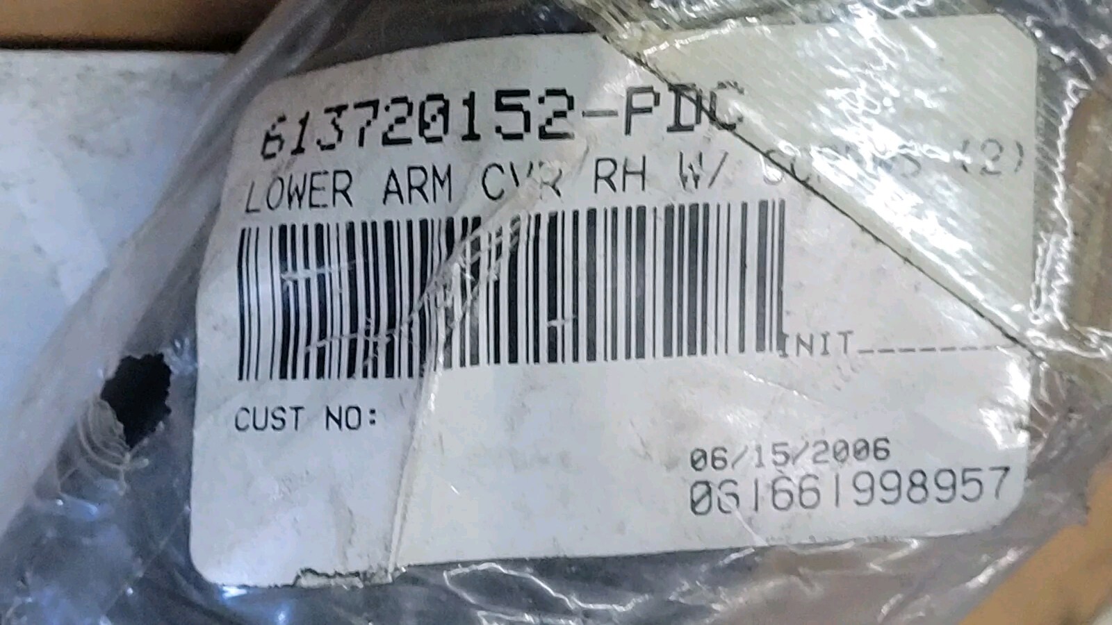 6402503, 613720152-PDC GENUINE VOLVO OEM RH LOWER ARM COVER NOS NO HDWE