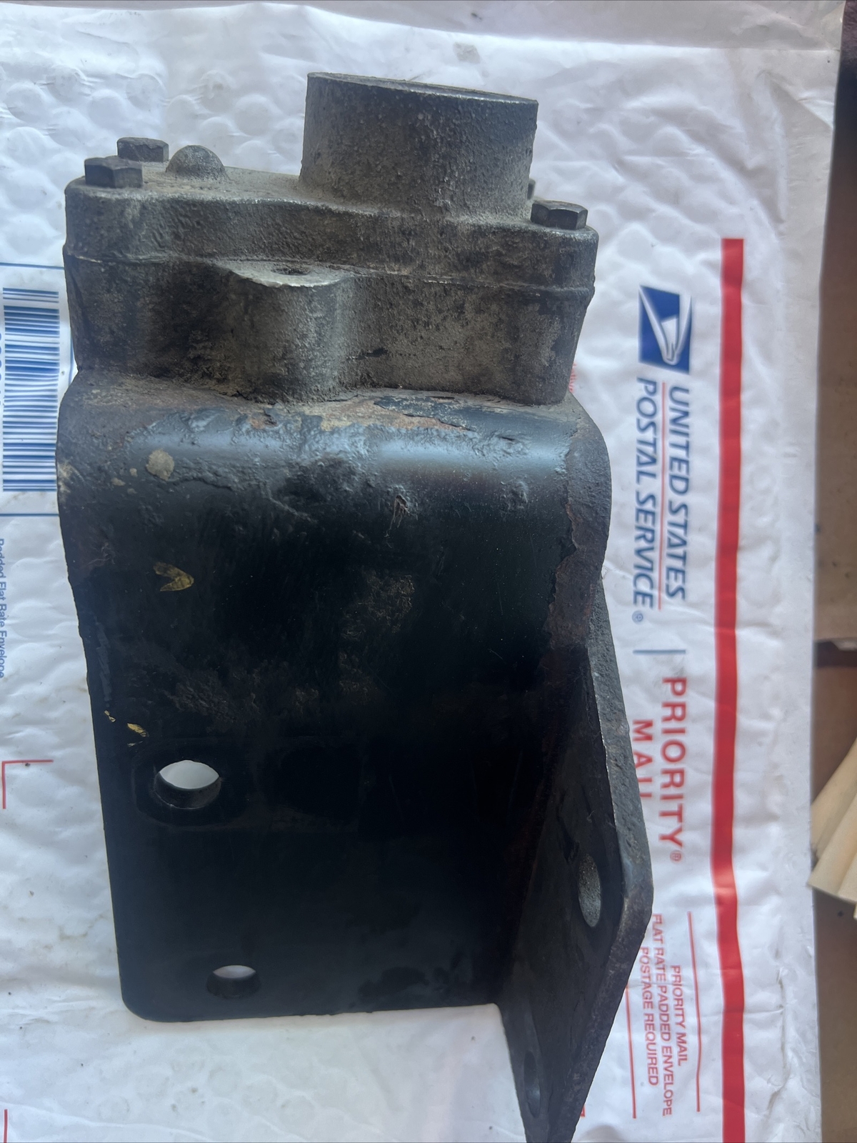 DETROIT 60 SERIES DIESEL ENGINE COMPRESSOR VALVE BRACKET P23532218 OEM