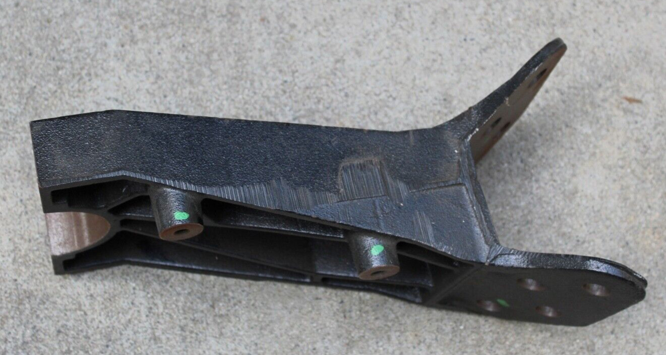 INTERNATIONAL PROSTAR BRACKET 3844014C3 RH CAB MOUNT NEW