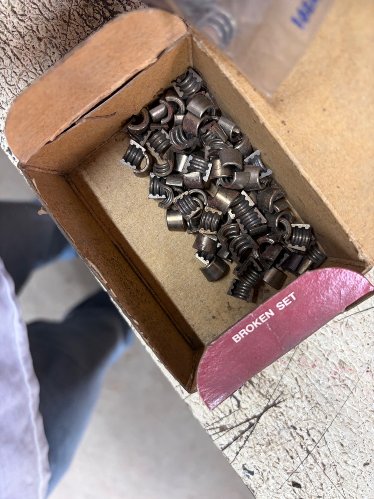 SEALED POWER VK204 VALVE LOCKS KEEPERS BOX OF ABOUT 50