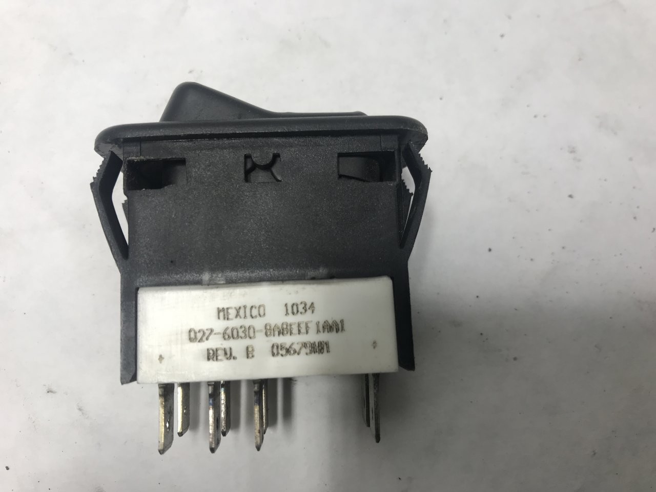 Peterbilt 384 HEADLIGHT Dash/Console Switch – Used | P/N Q2760308A8EEF1AA1