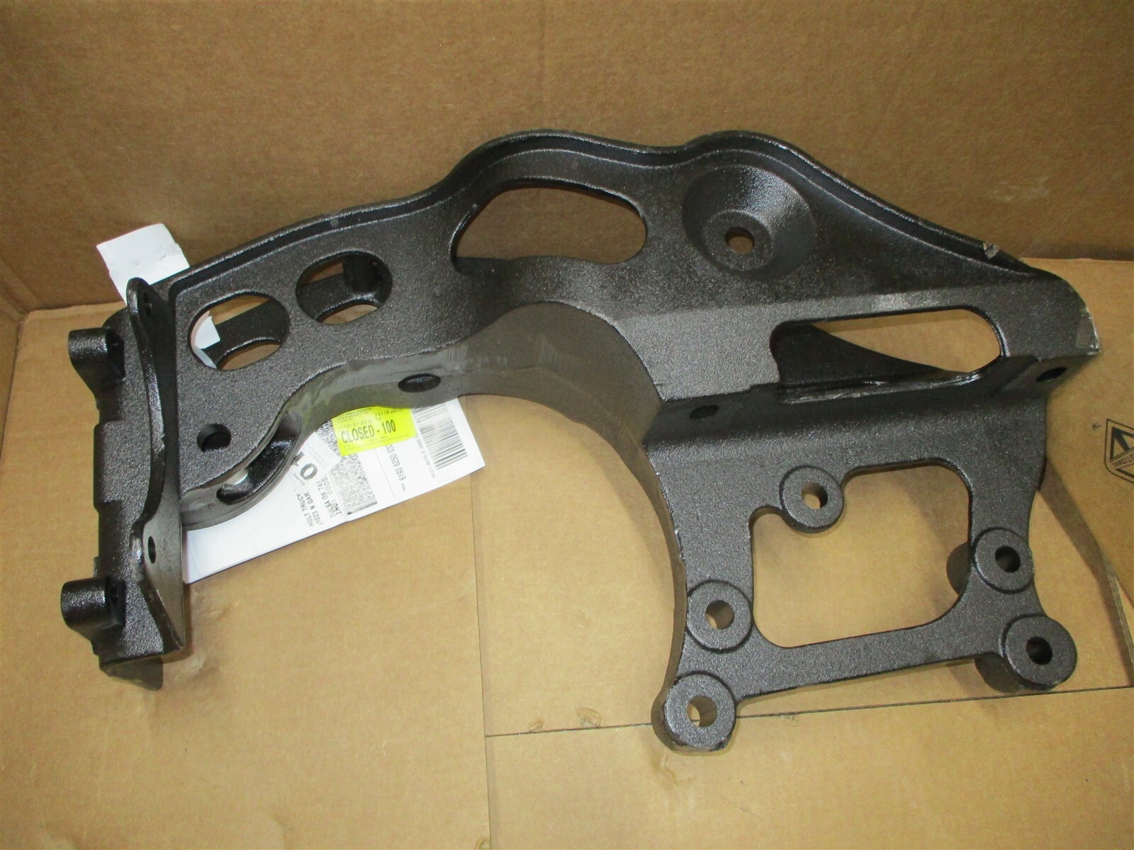 3563986C2 NEW INTERNATIONAL FRONT LEFT SPRING HANGER BRACKET 9200 9400