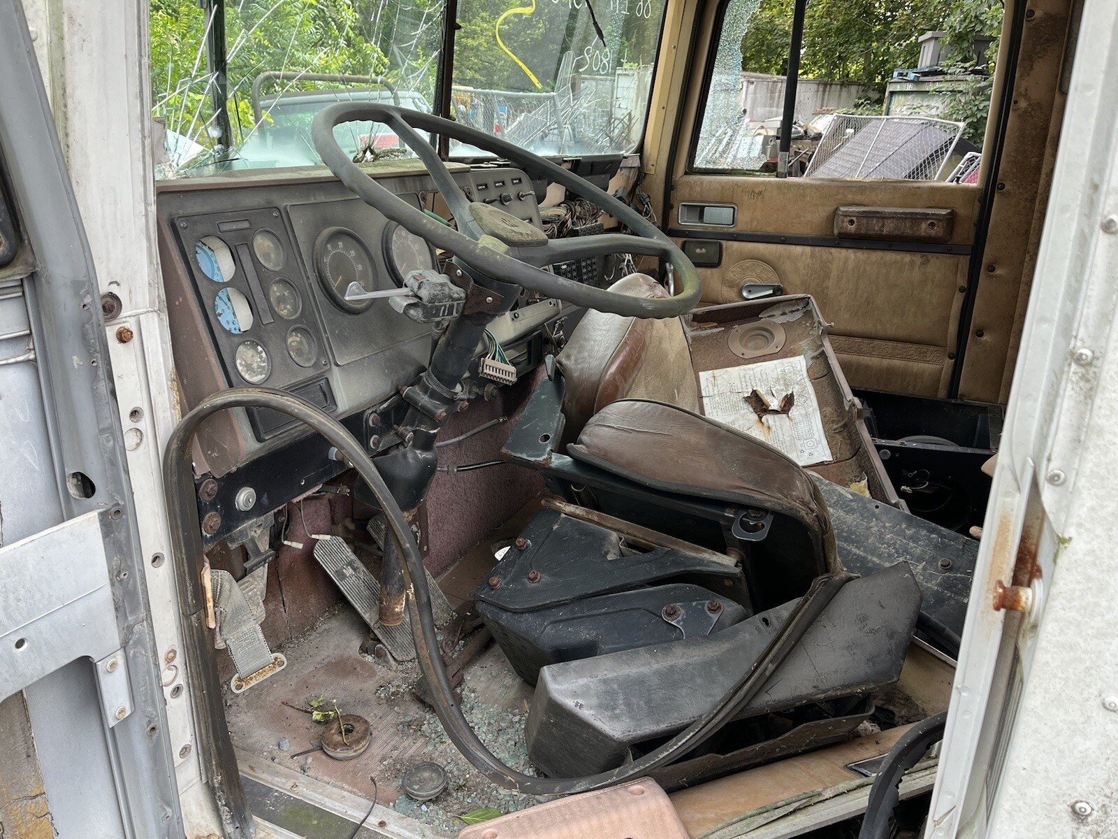 International 9300 Cab Semi Road Tractor Doors Dash Column