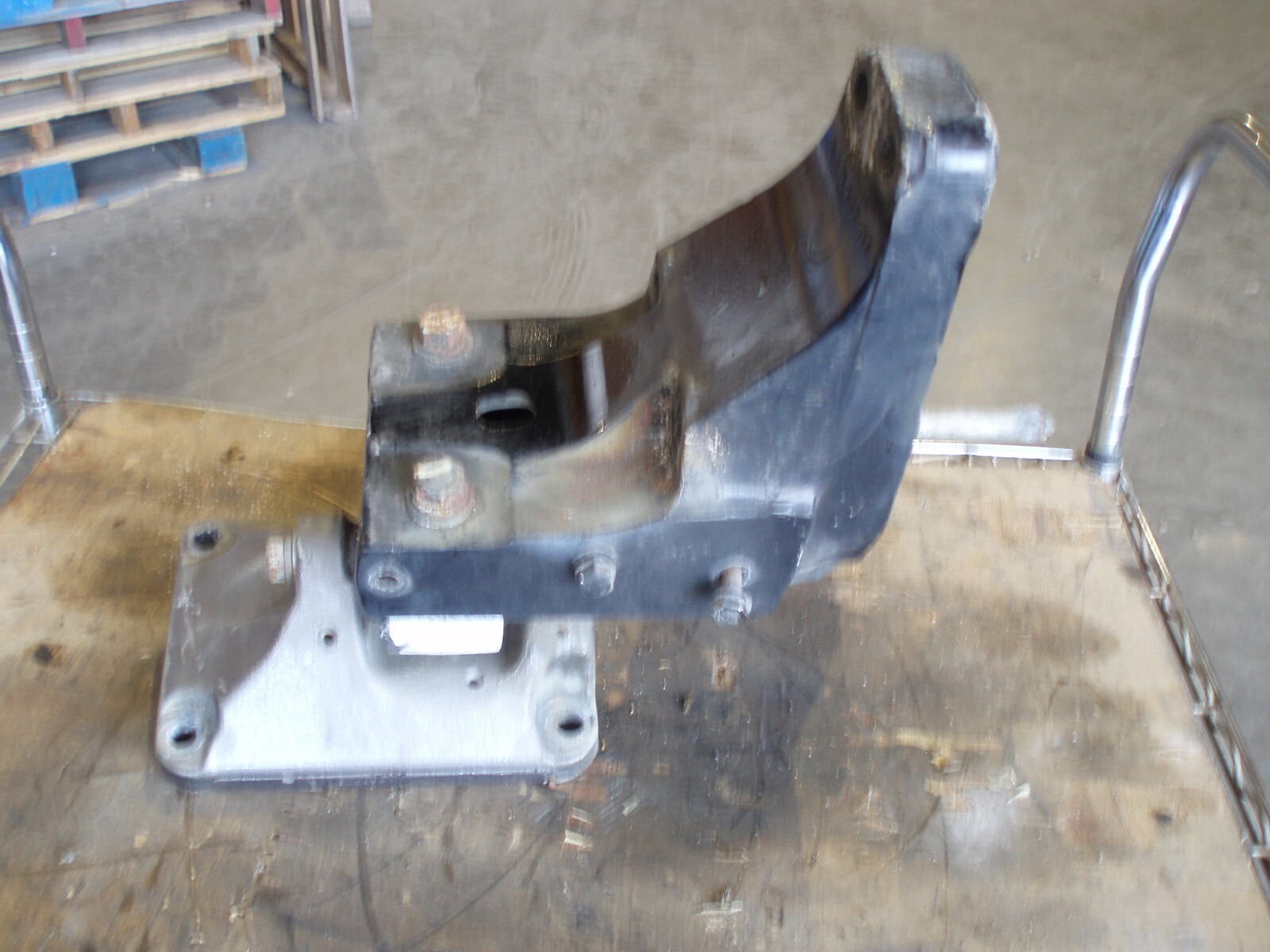 KENWORTH / PETERBILT / PACCAR A85-6136 REV B, R11-6337 REV B CAB MOUNT BRACKET