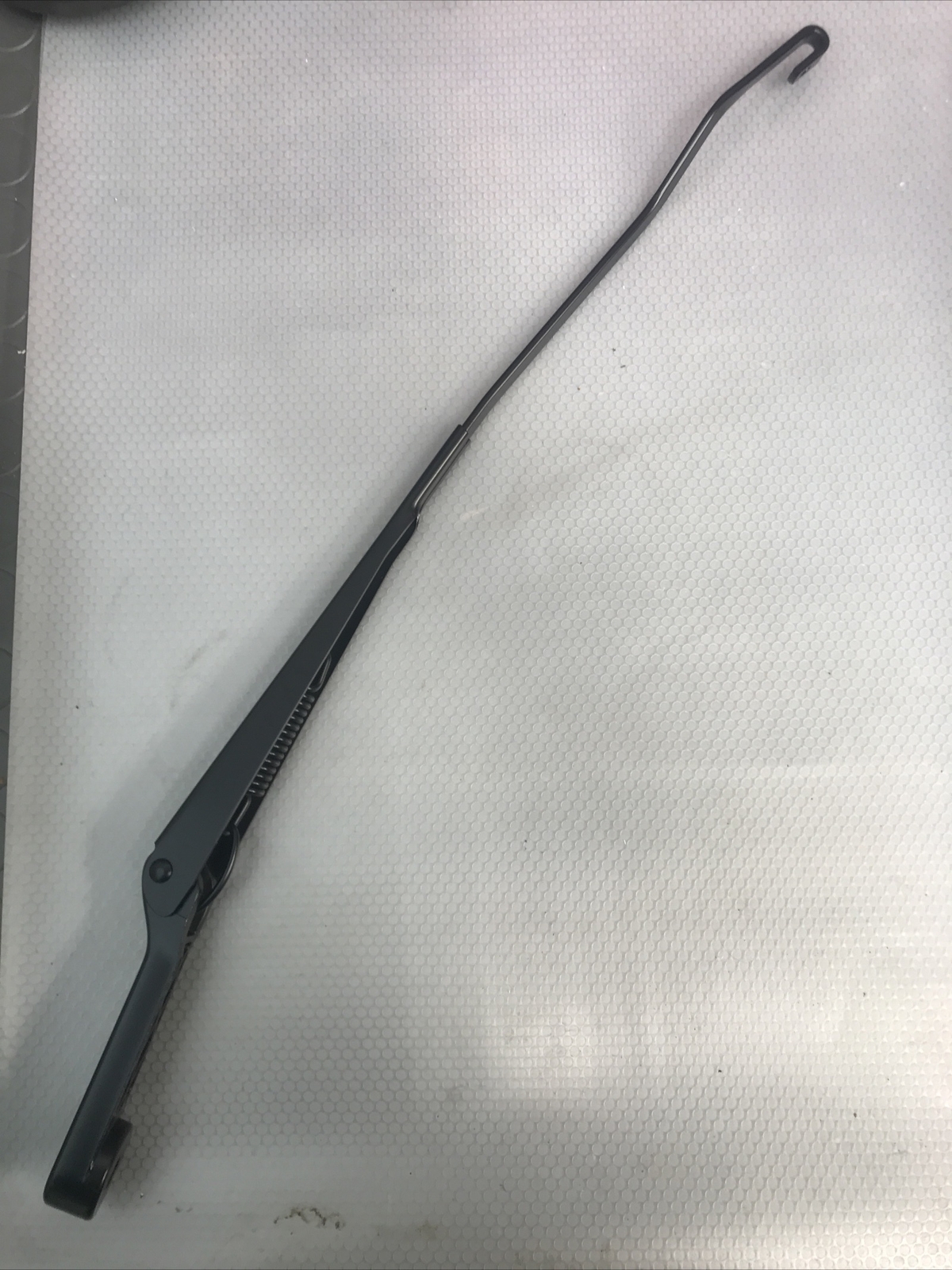 LR FREELANDER 1 FROM YA524543 – FRONT WIPER ARM LHD – RH GENUINE – DKB103030