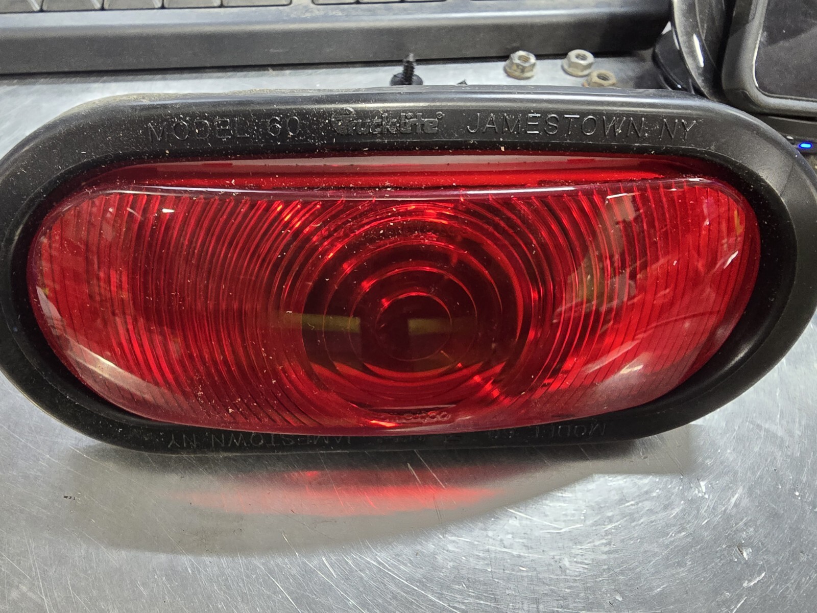 PACCAR P54-6132 Optronics 6″ Oval Incan Stop, Turn, Tail Red