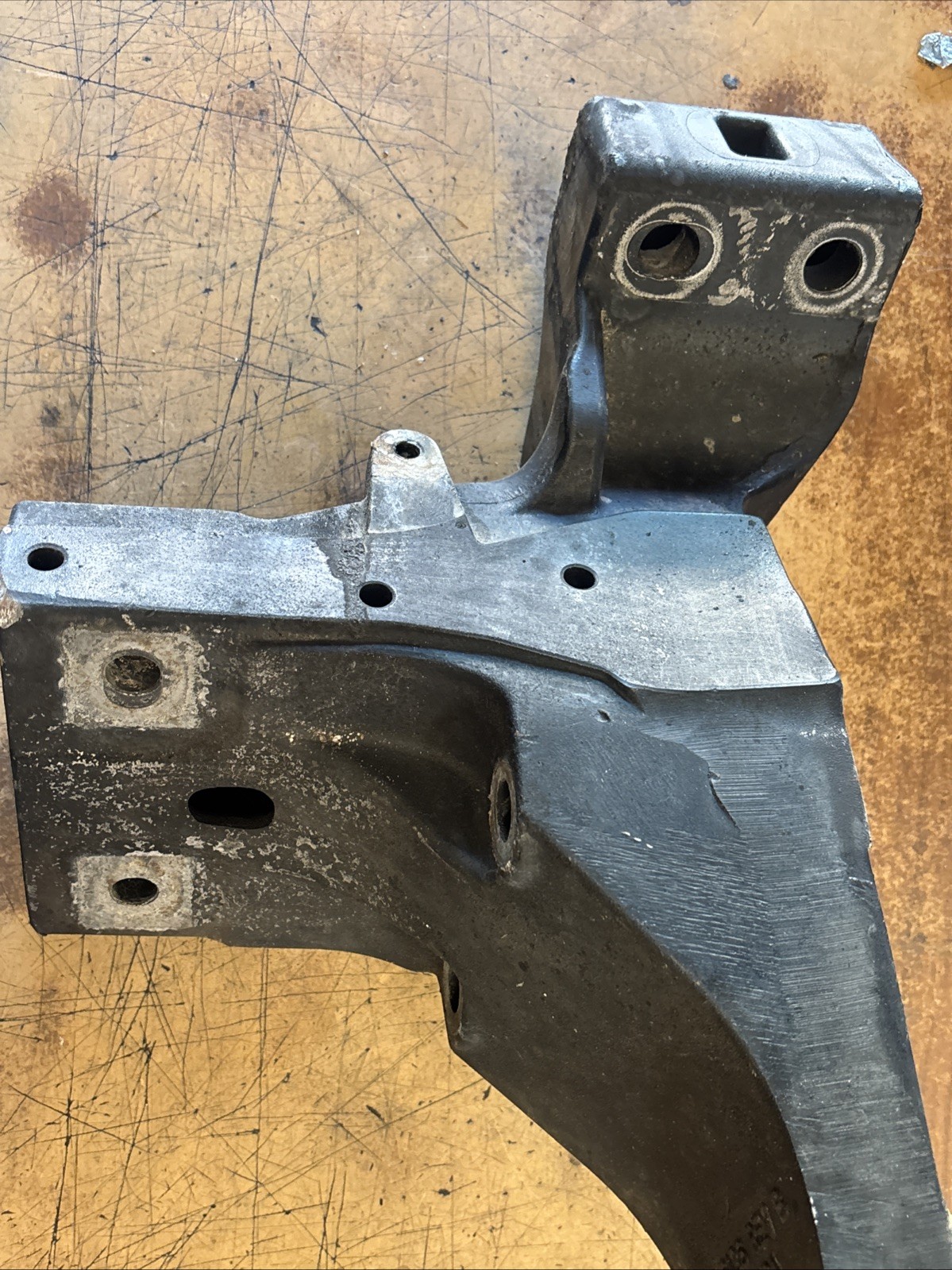 PACCAR FRONT CAB SUPPORT BRACKET LH A85 6136