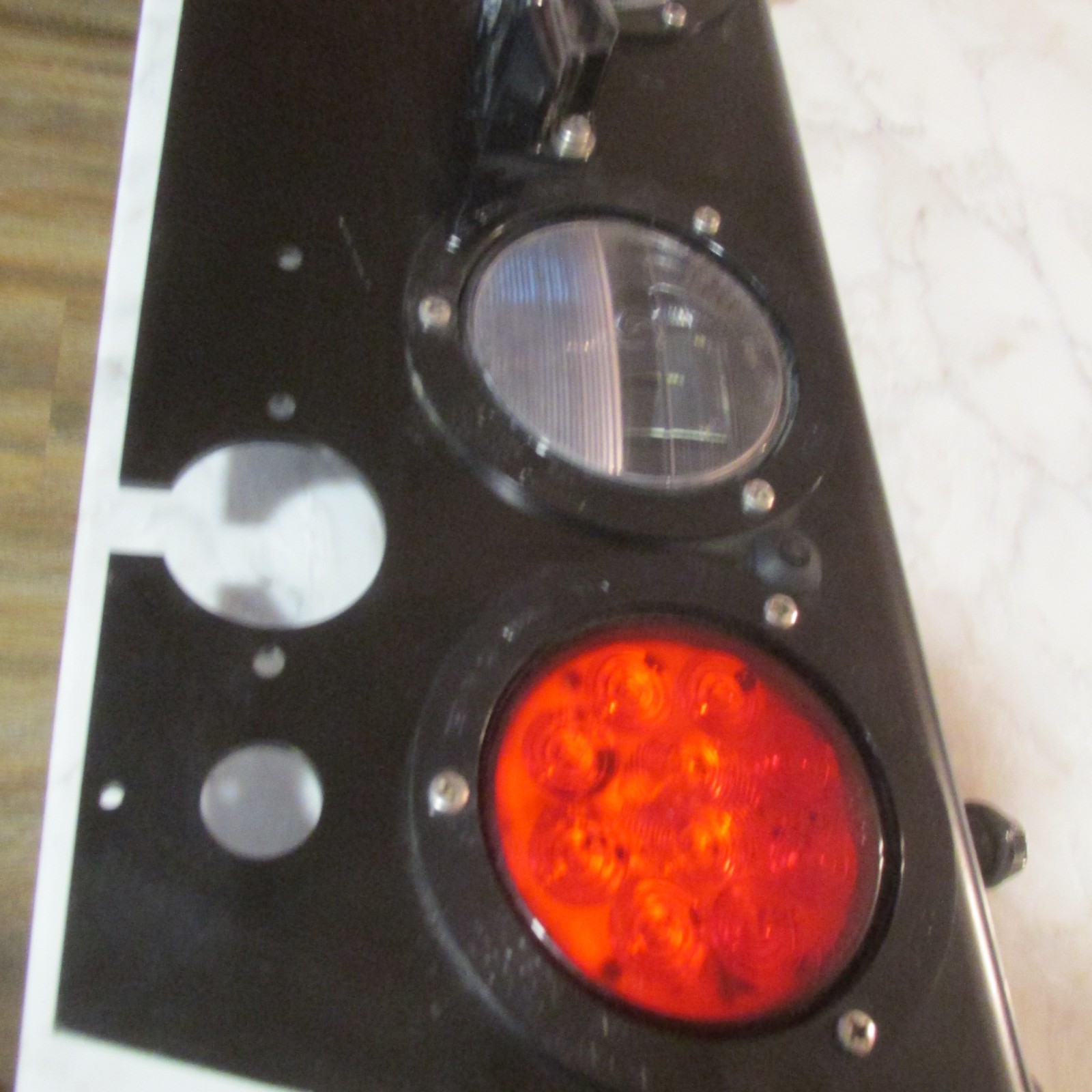 PACCAR GROTE TRUCK LED TAILLIGHT BAR PANEL WITH BRACKETS W/ LICENSE PLATE LIGHT