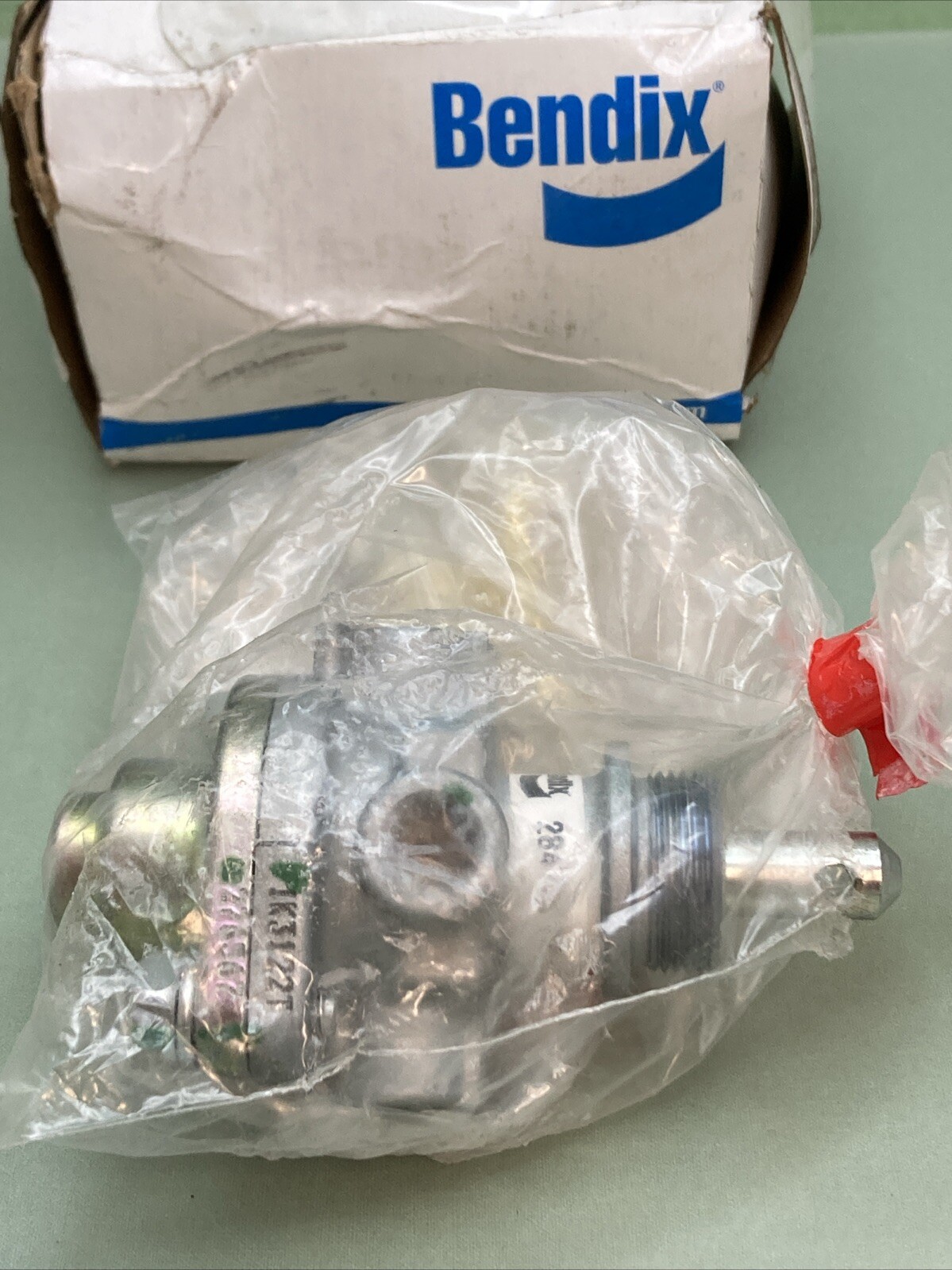 NEW BENDIX 745-284726N PP-1 Series 1/8 “-27 NPT Push to Connect Type Dash Valve