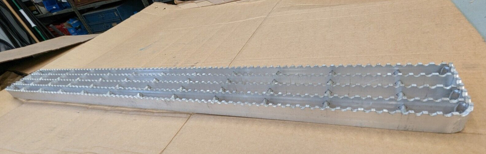 4000845C1 International Self-Cleaning Aluminum Super Sure Grip Step HX Truck
