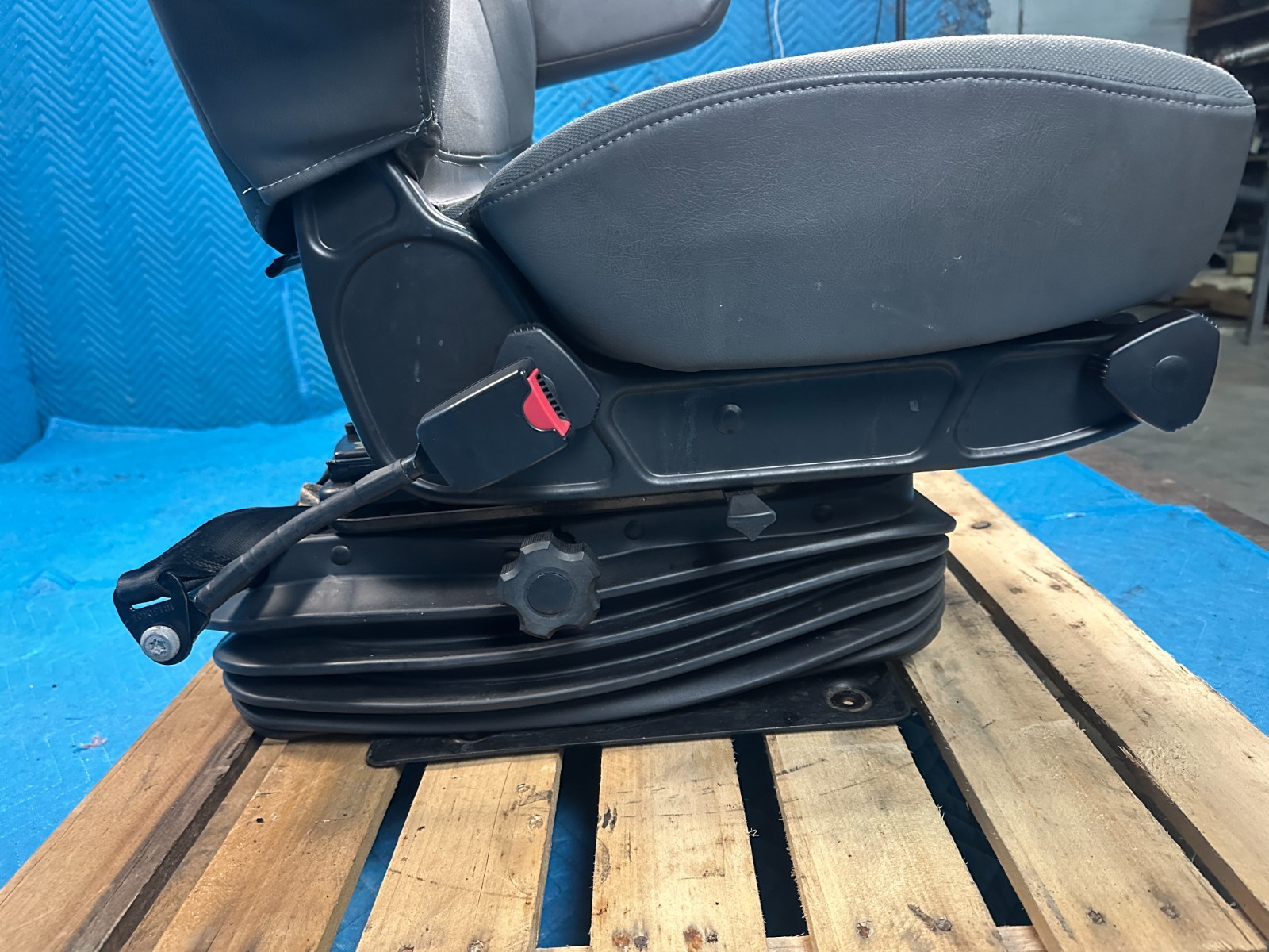 International Prostar LF627 Driver’s Seat w/ Armrests Cloth Gray 2017 OEM