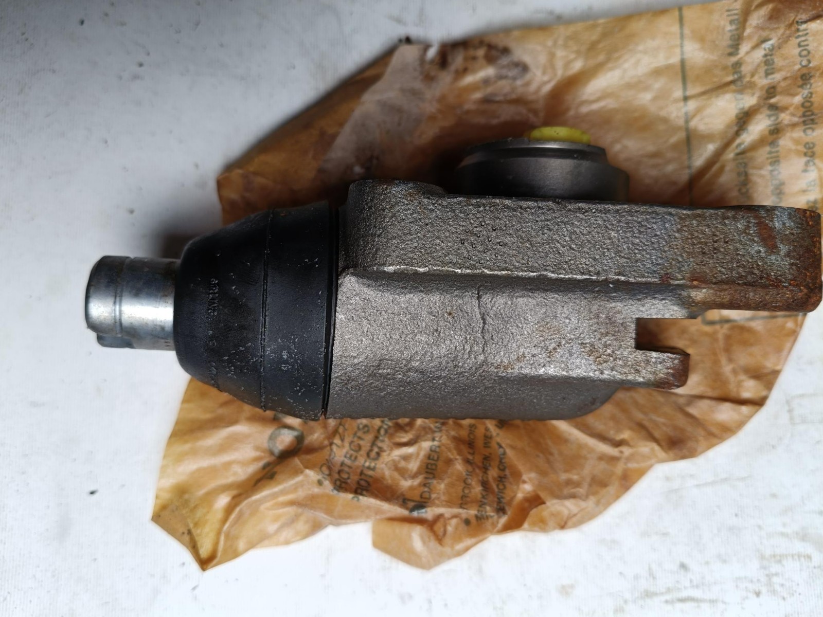 Girling RH front brake cylinder 64677394 NOS Redline Terrier Ford K D200-600