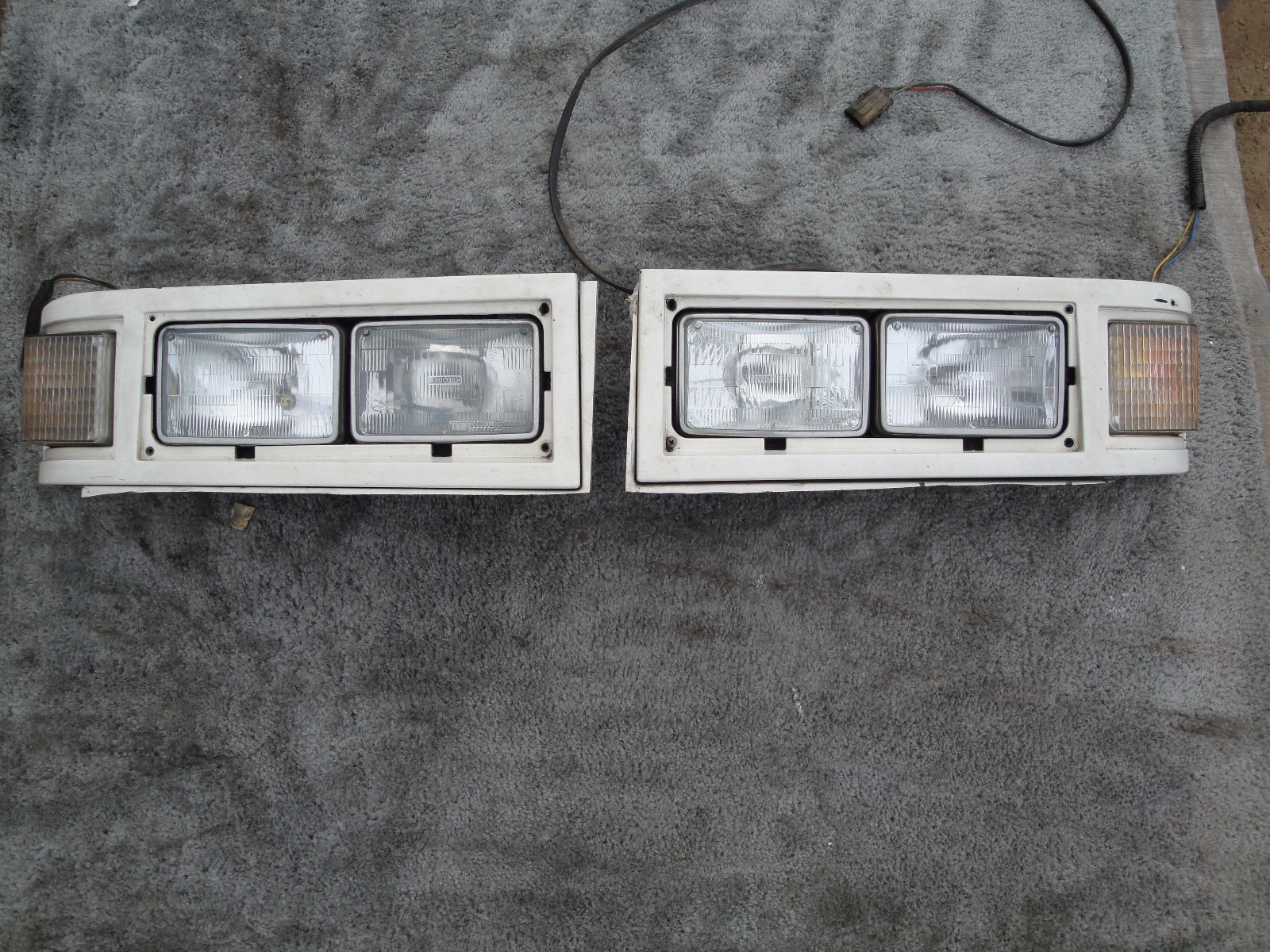 MCI D SERIES 1992-2006 HEAD LAMP ASSEMBLY – PAIR LEFT + RIGHT