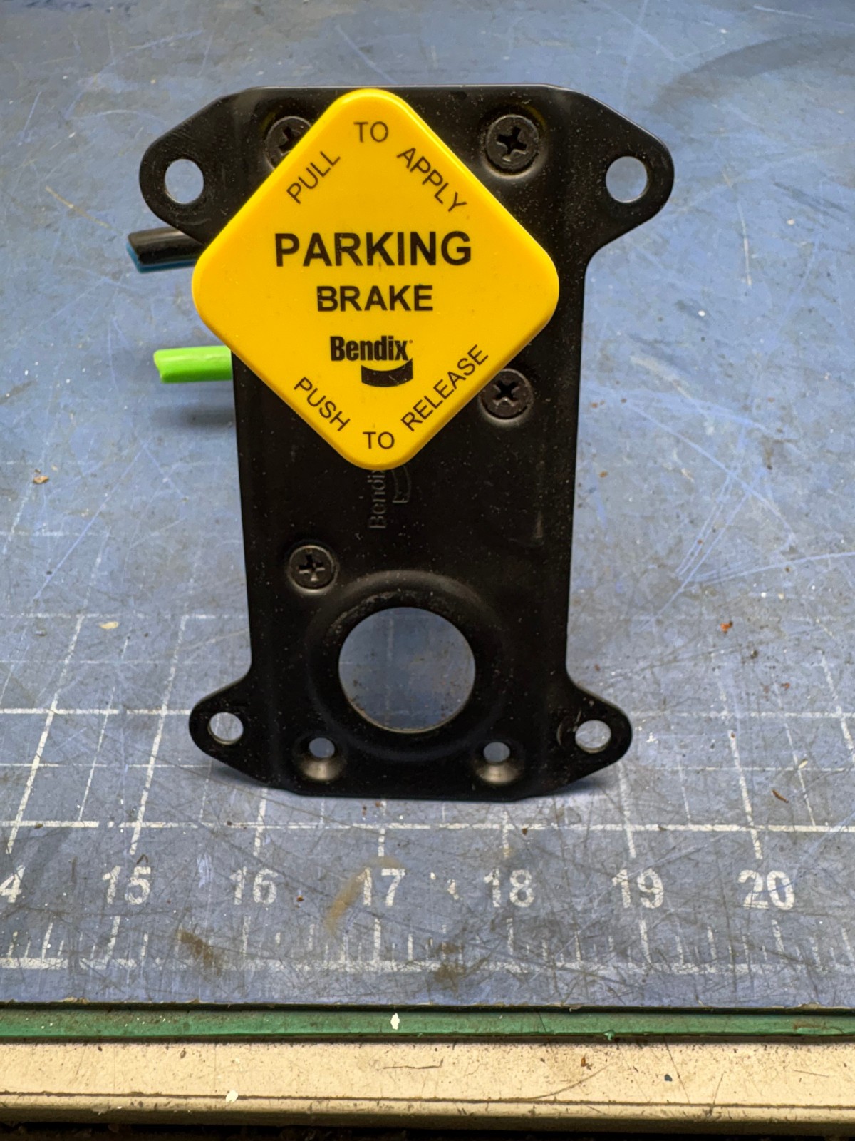2006 FREIGHTLINER THOMAS BUS PARKING BRAKE VALVE 909598 WITH BRACKET