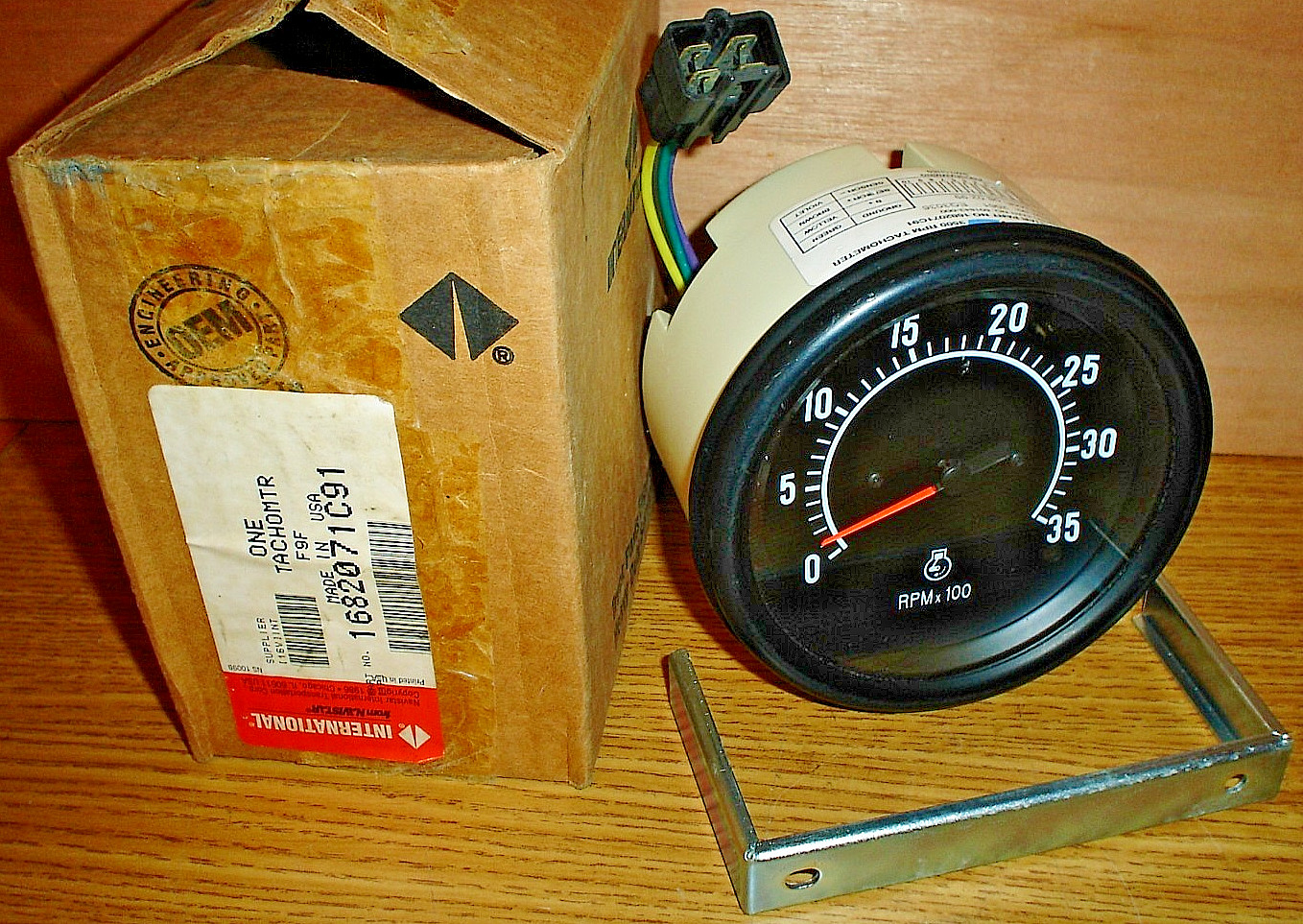 New Genuine International Tachometer Gauge Navistar P/N 1682071C91 NOS