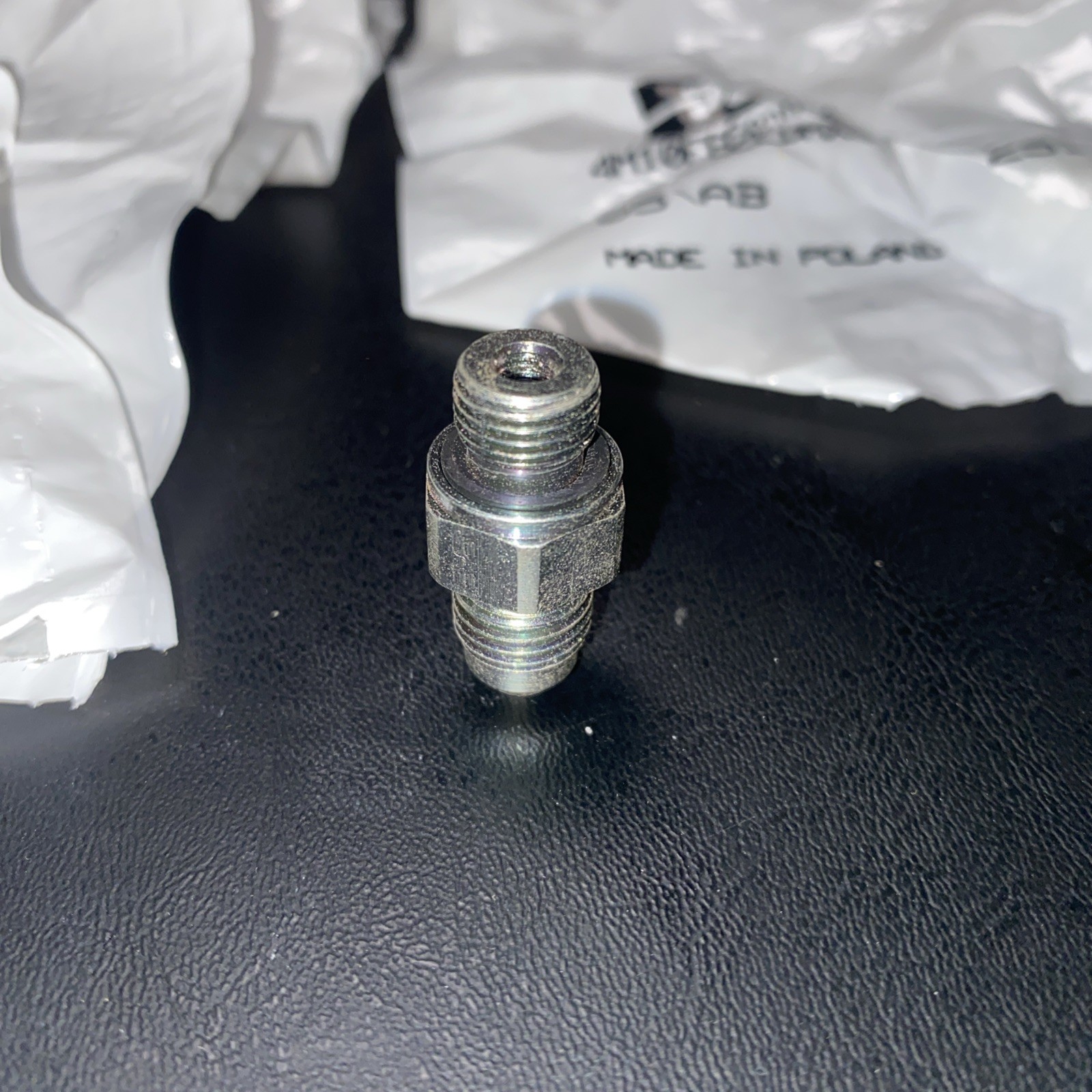 Parker Hannifin 4M10F82EDMXS Metric Adapter male m10x1 to-4 jic male-14 pcs
