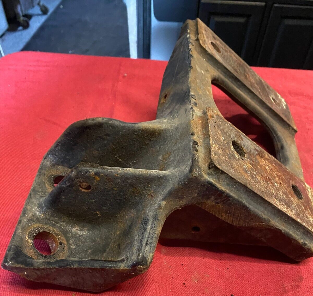 PACCAR Kenworth T680 cab mount bracket A85-6110R PASSENGER RH