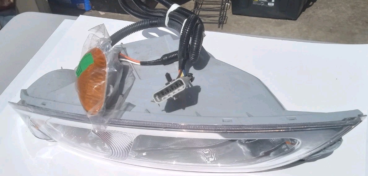 Fleetrite FLTHL3765679 Heavy Duty Truck Part OEM Headlight Replacement New