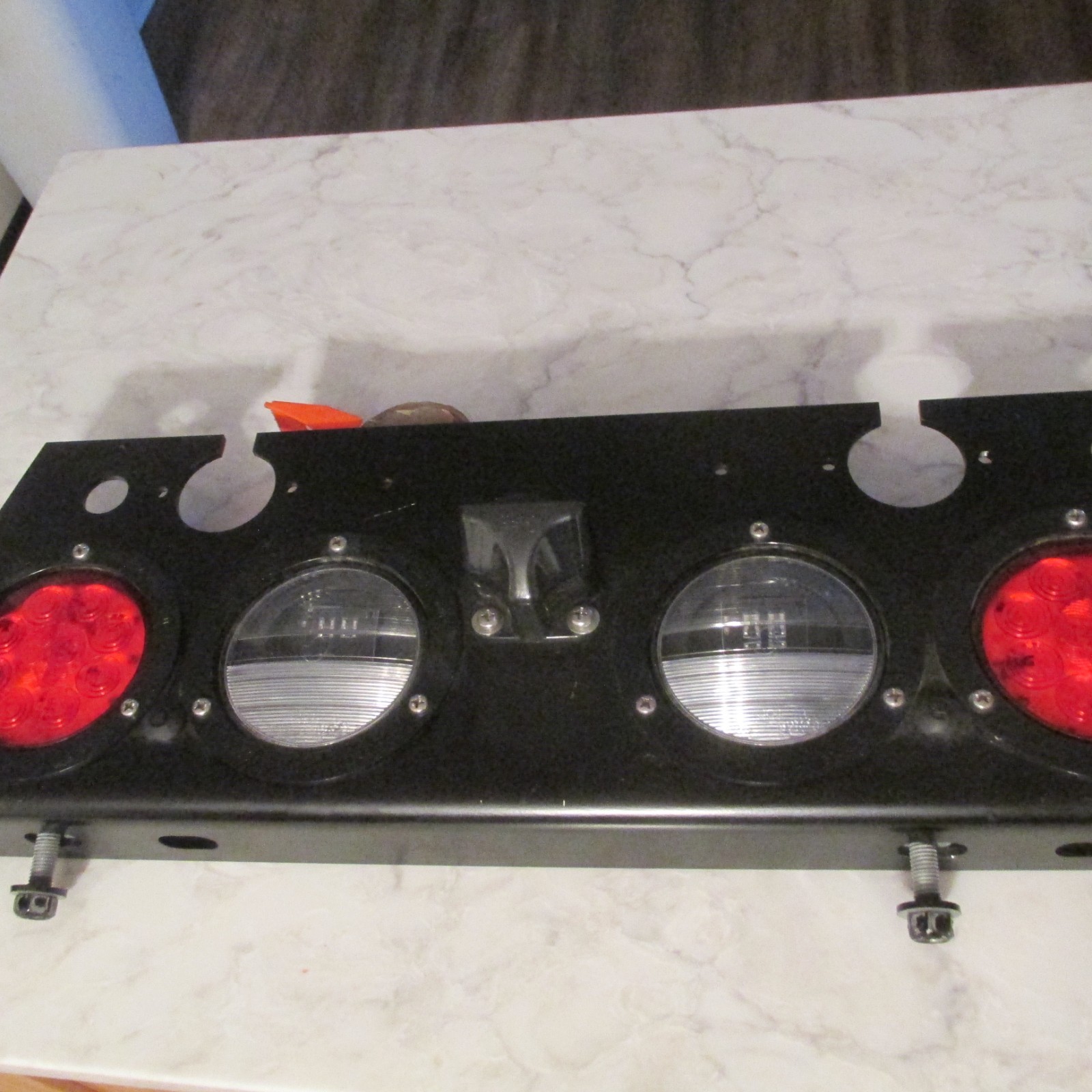 PACCAR GROTE TRUCK LED TAILLIGHT BAR PANEL WITH BRACKETS W/ LICENSE PLATE LIGHT