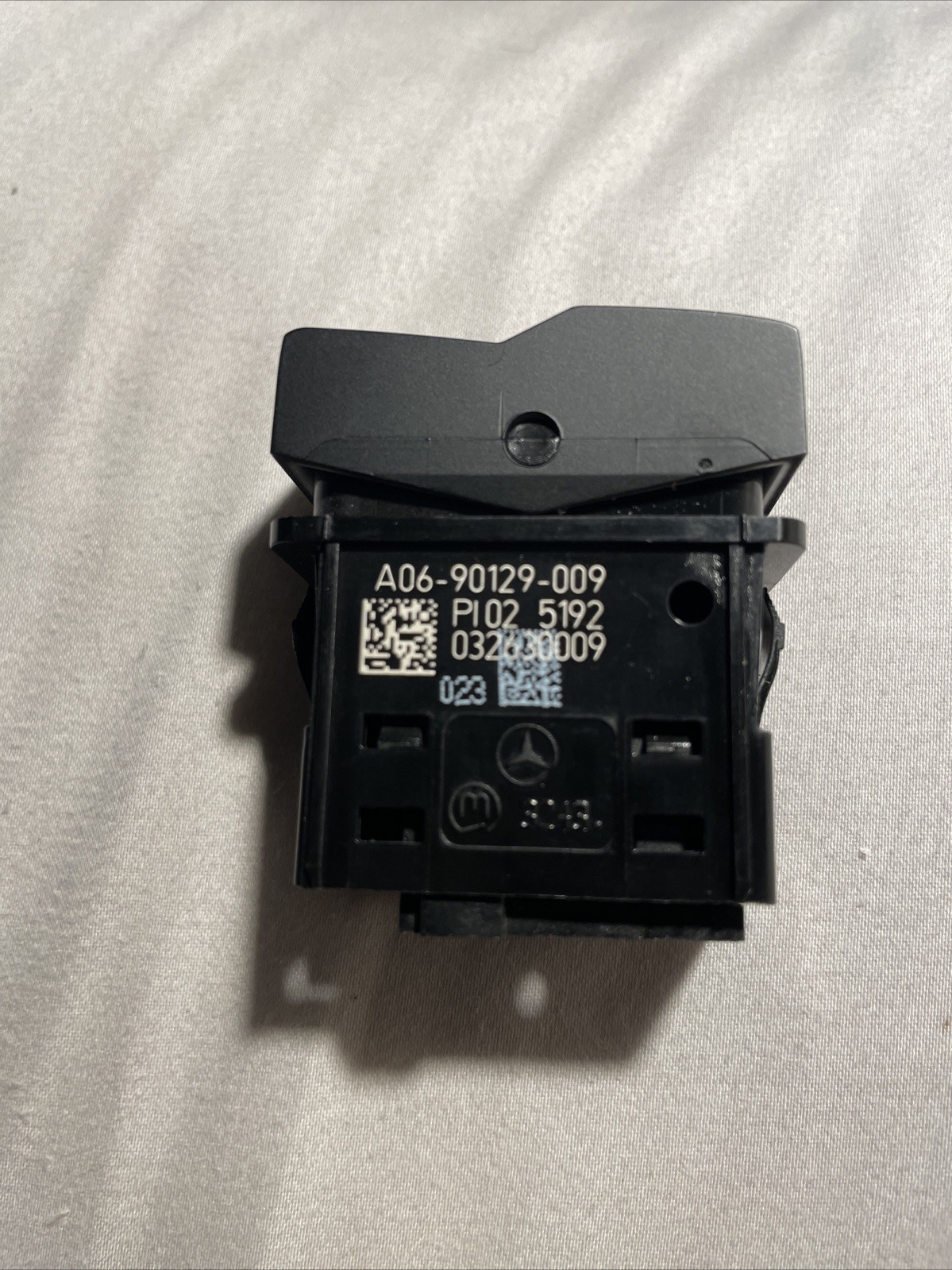 A06-90129-009 Rocker Switch Modular Field, Hardwired, Bunk Sp for Freightliner