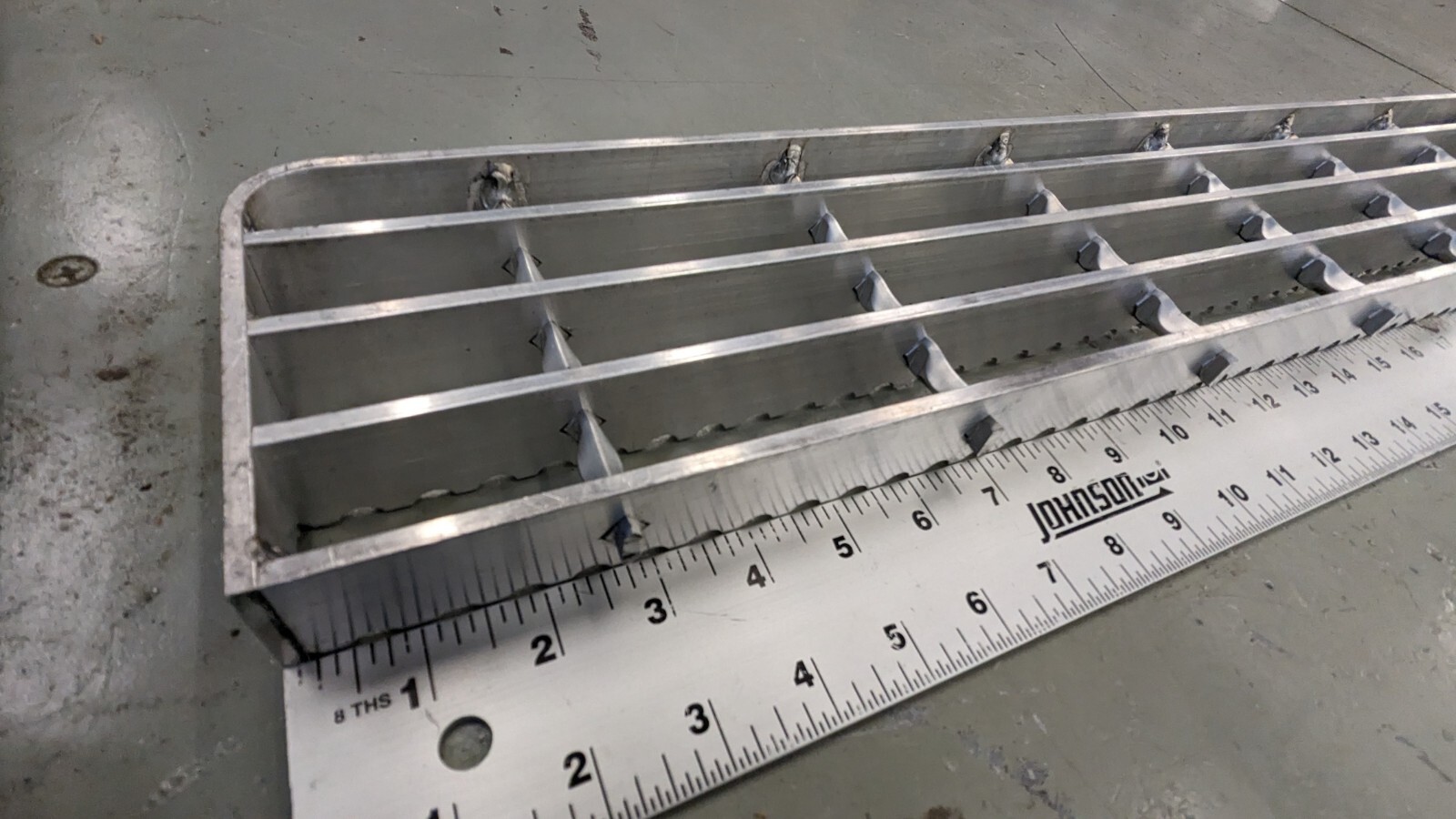 4000845C1 International Self-Cleaning Aluminum Super Sure Grip Step HX Truck