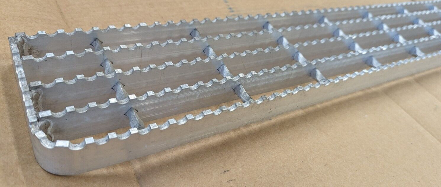 4000845C1 International Self-Cleaning Aluminum Super Sure Grip Step HX Truck