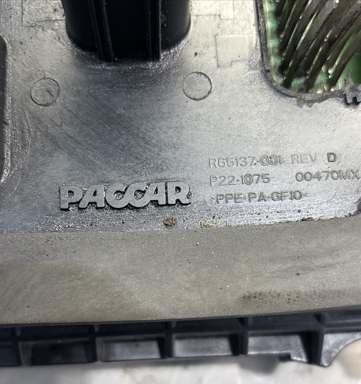 KENWORTH PACCAR FUSE ASSEMBLY CAB PDC P27-1147-0200 JUNCTION BOX