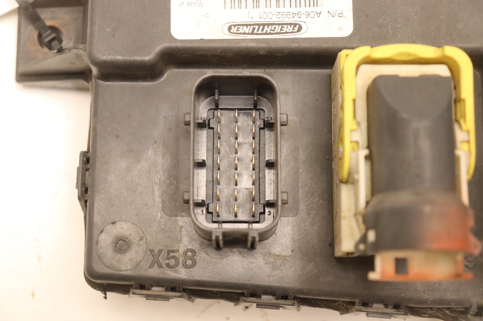 2014-2017 FREIGHTLINER CASCADIA 125 FUSE BOX BLOCK MODULE SAN CHASSIS OEM