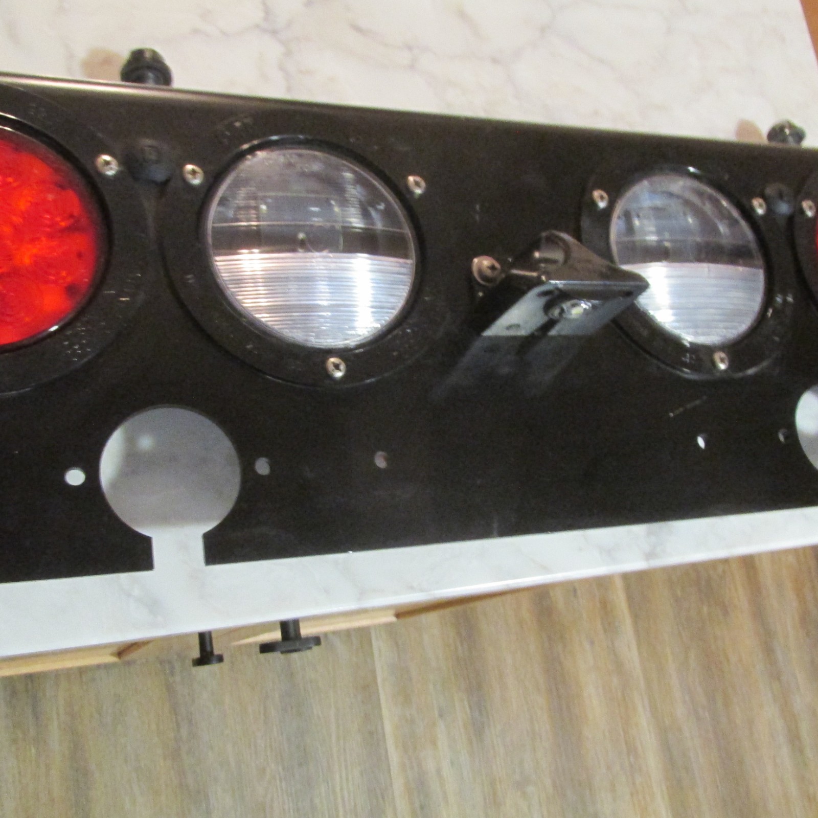 PACCAR GROTE TRUCK LED TAILLIGHT BAR PANEL WITH BRACKETS W/ LICENSE PLATE LIGHT