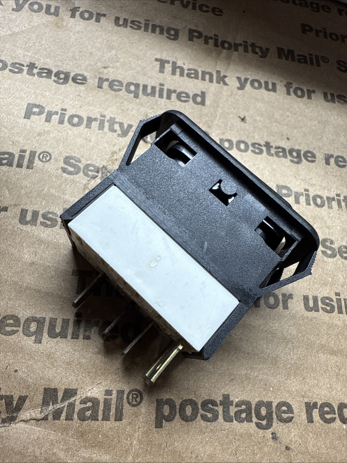 Freightliner DOME LIGHT Switch – A0622523013 A06-22523-013 ( A06-30769-013 *)