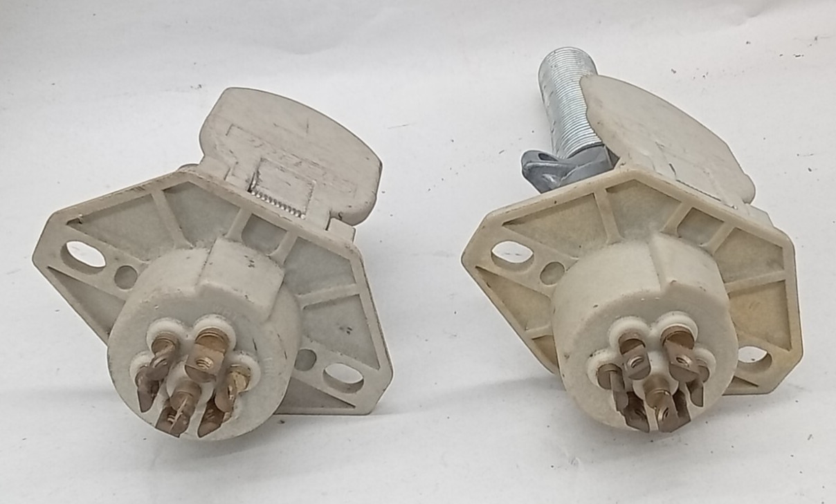 2 QTY NOS BERG SAE J560b 7 Pin Trailer Sockets + SAE J560b Connectors
