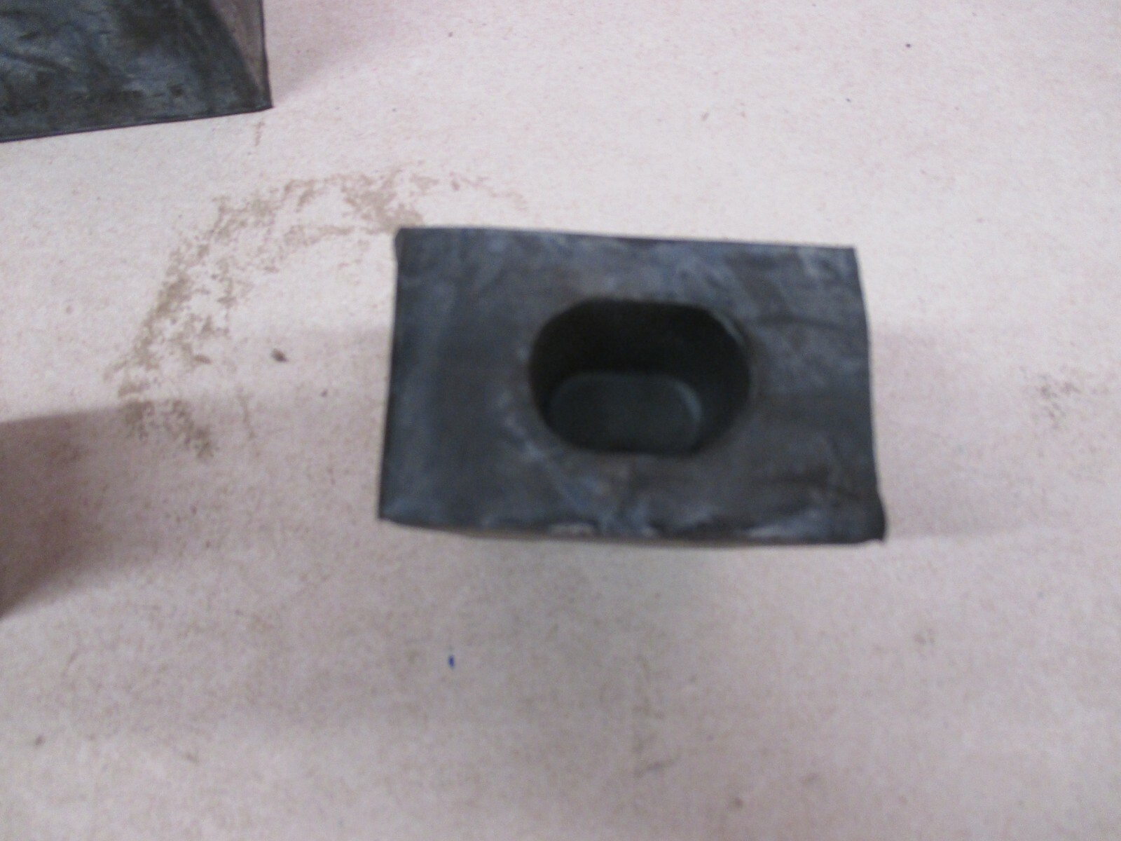 INTERNATIONAL D-2 80276-H RUBBER STOP/BUMPER LOT OF 3 PIECES TRUCK PARTS DT466