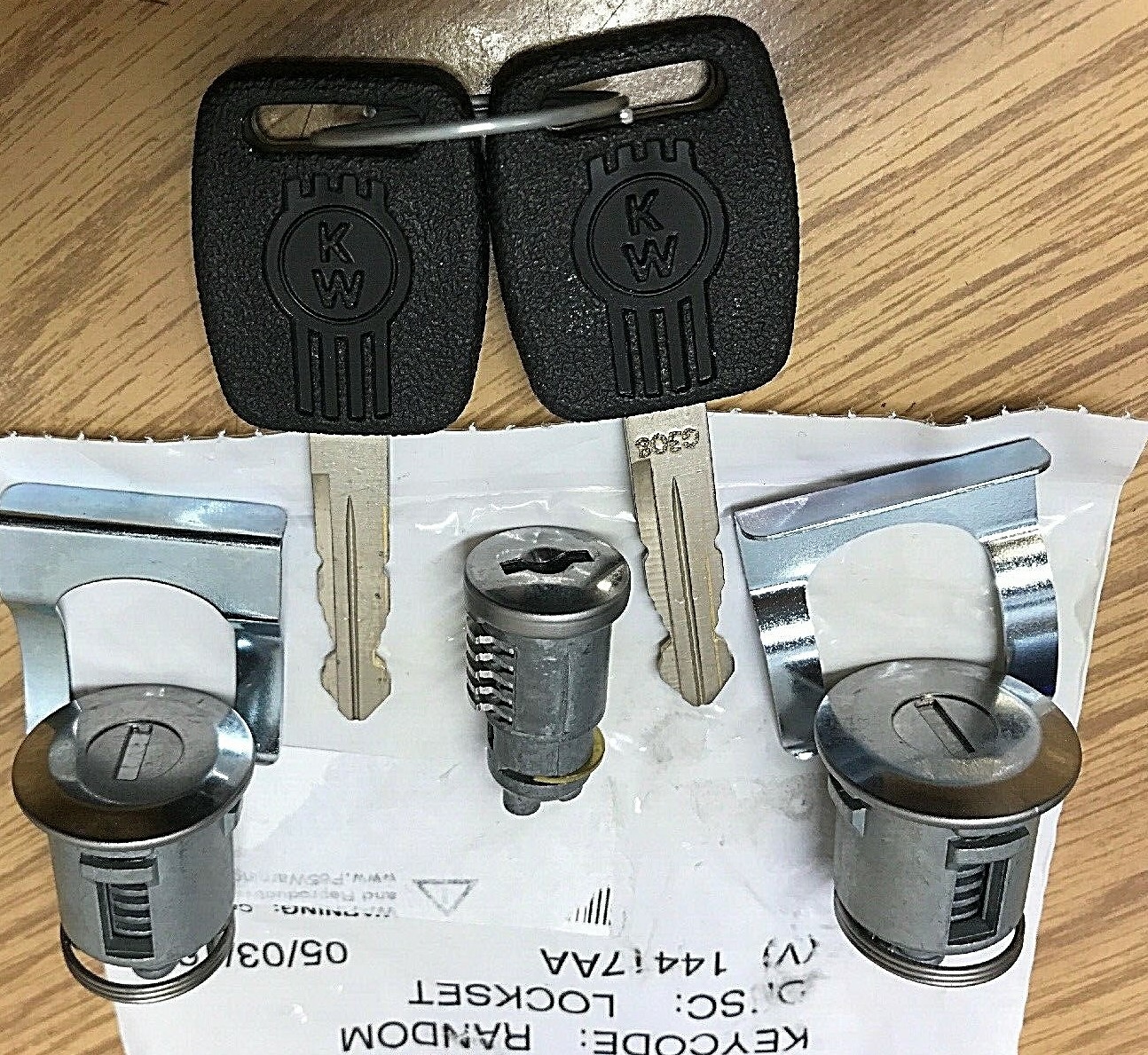 NEW OEM SET of KENWORTH IGNITION and CAB DOOR LOCKS LOCKSET w/ 2 LARGE KEYS